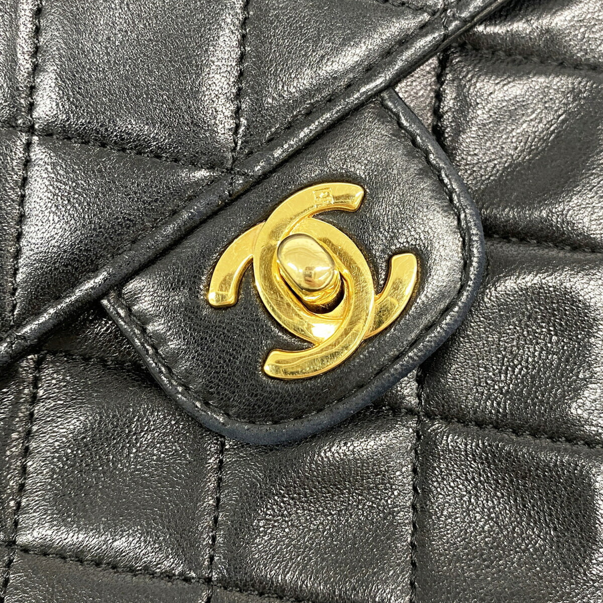 Chanel Black Leather Shoulder Bag (Pre-Owned)