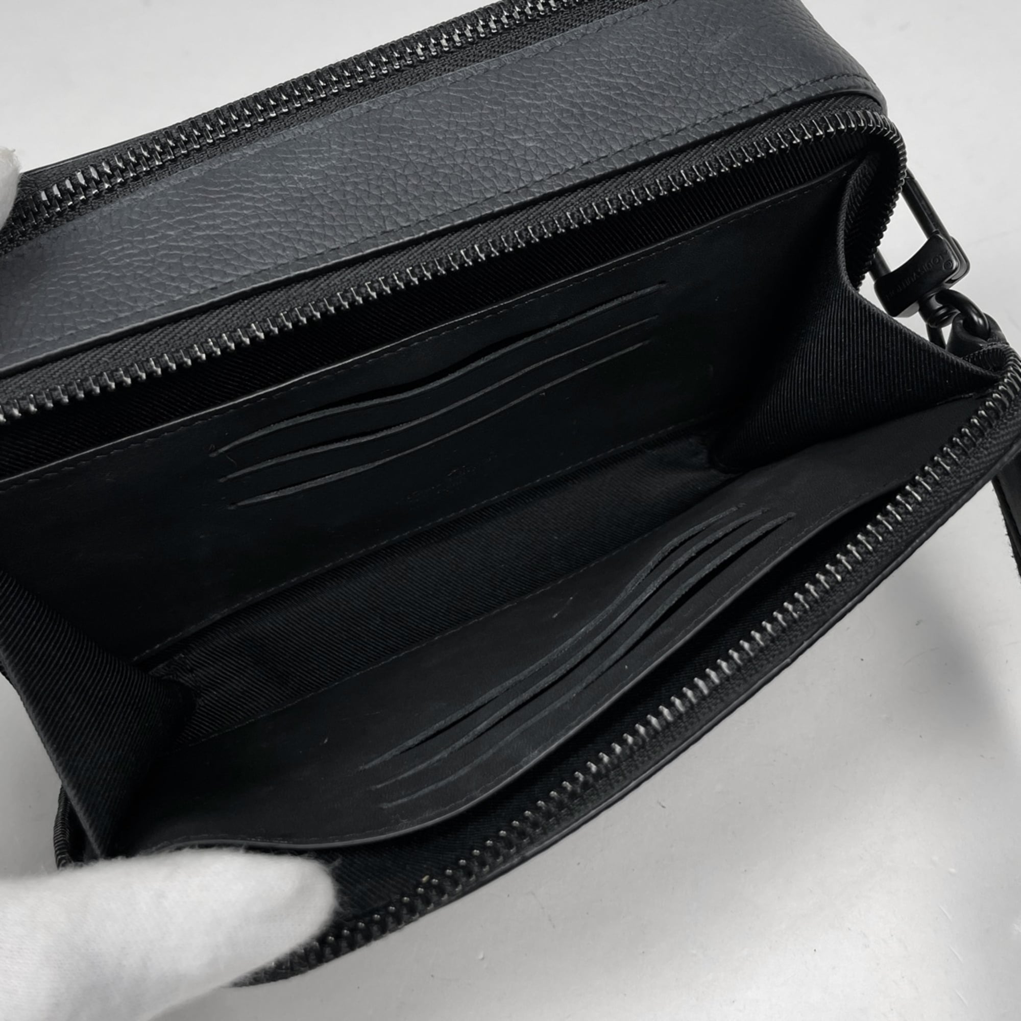 Louis Vuitton Black Noir Leather Shoulder Bag (Pre-Owned)