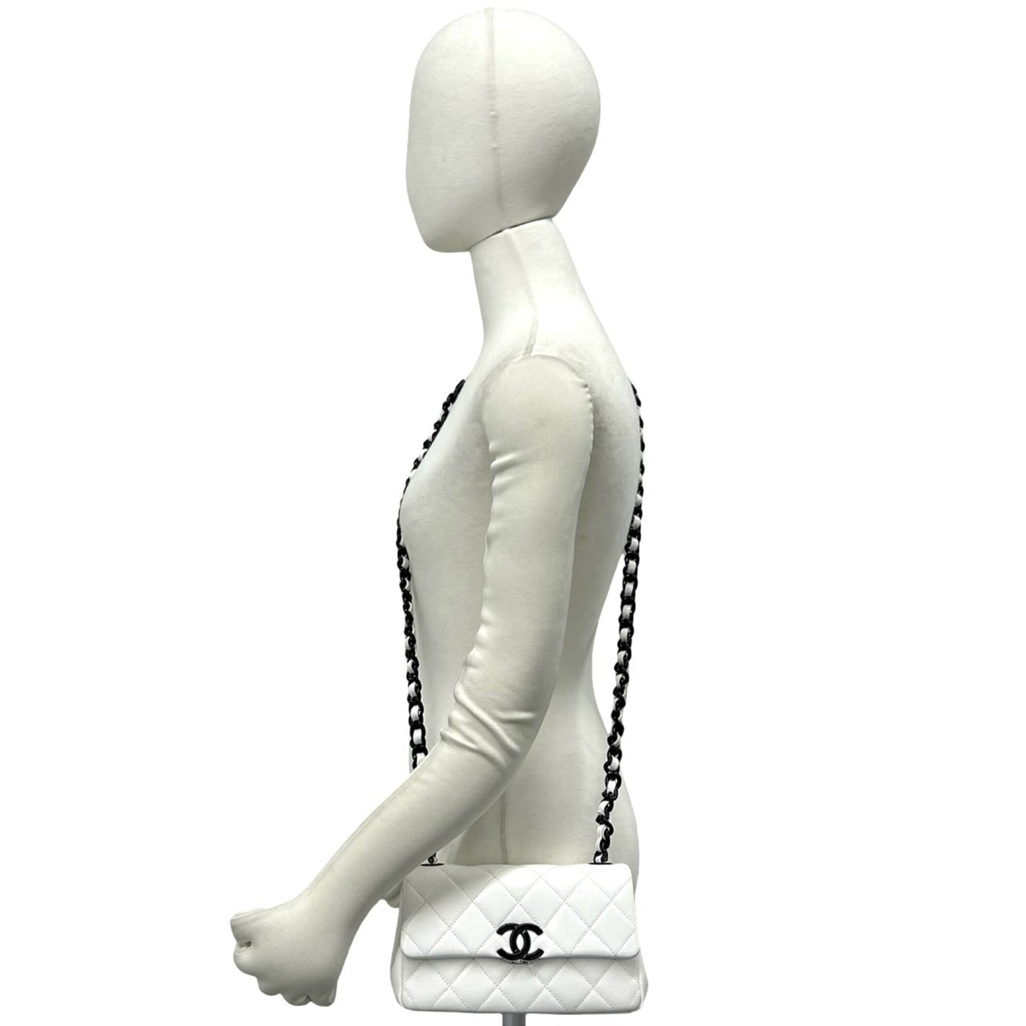 Chanel Black White Grained Calfskin Shoulder Bag (Pre-Owned)