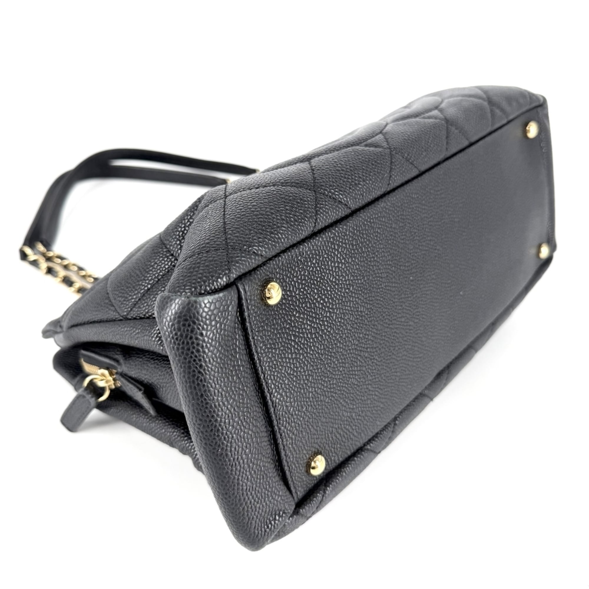 Chanel Black White Grained Calfskin Handbag (Pre-Owned)