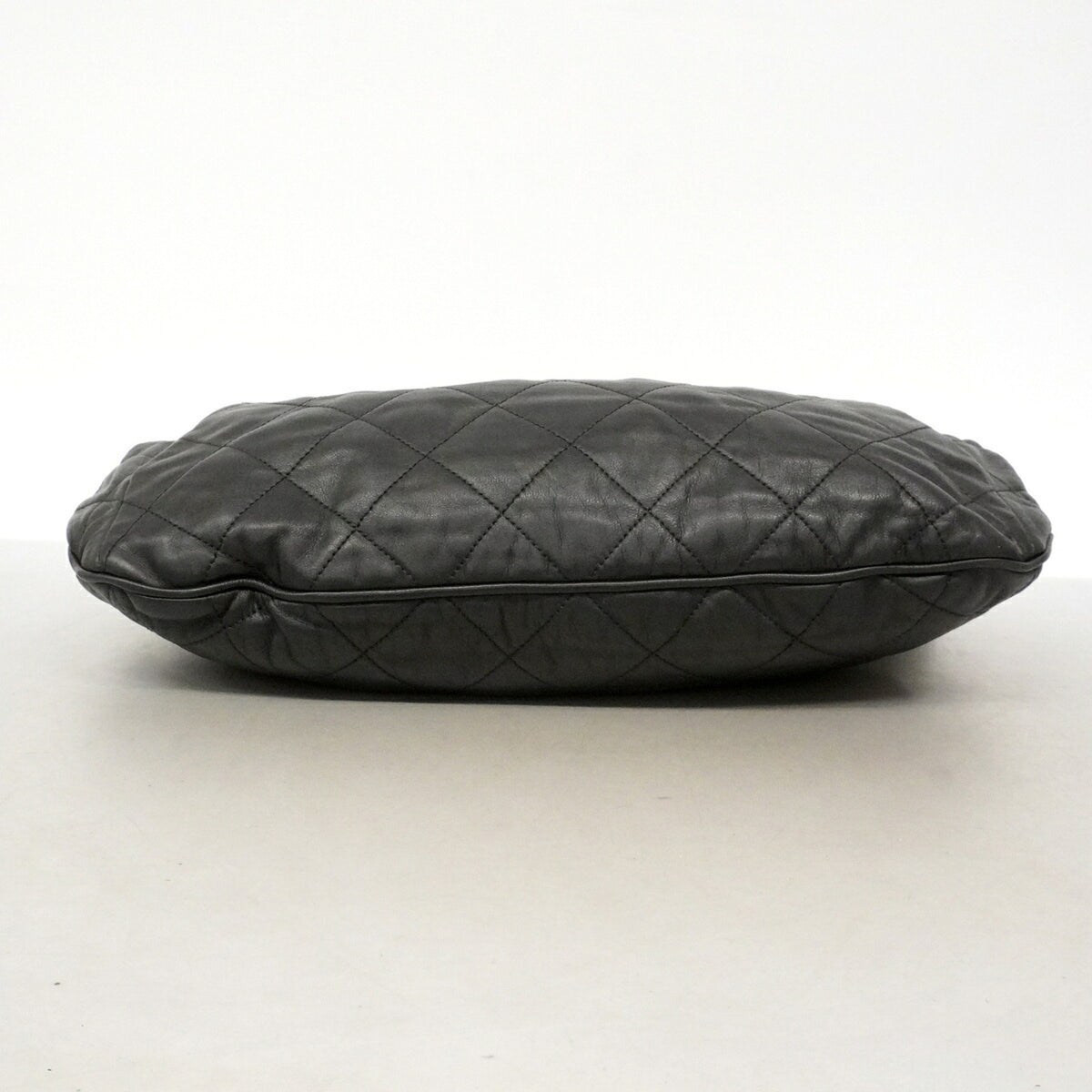 Chanel Black Leather Shoulder Bag (Pre-Owned)