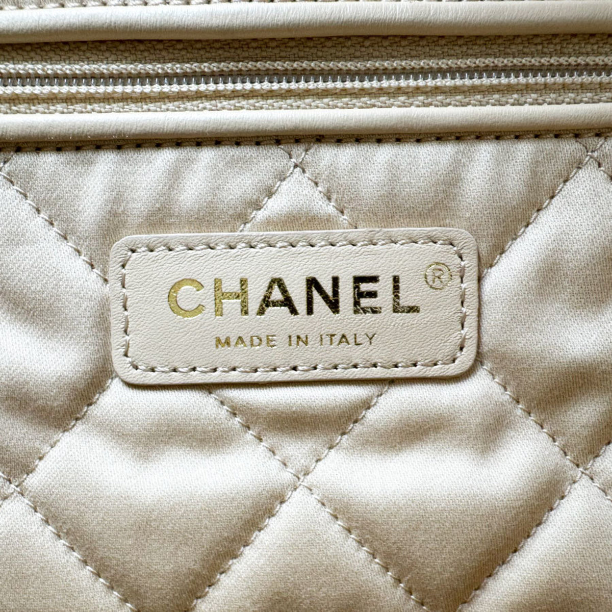 Chanel White Leather Shoulder Bag (Pre-Owned)
