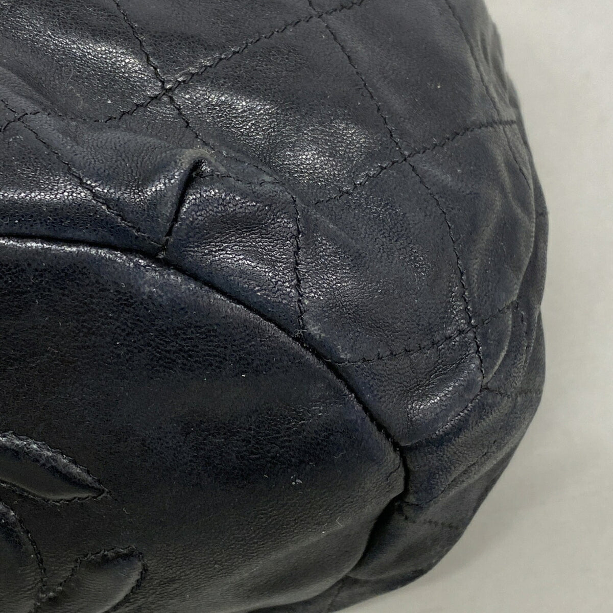 Chanel Black Leather Shoulder Bag (Pre-Owned)