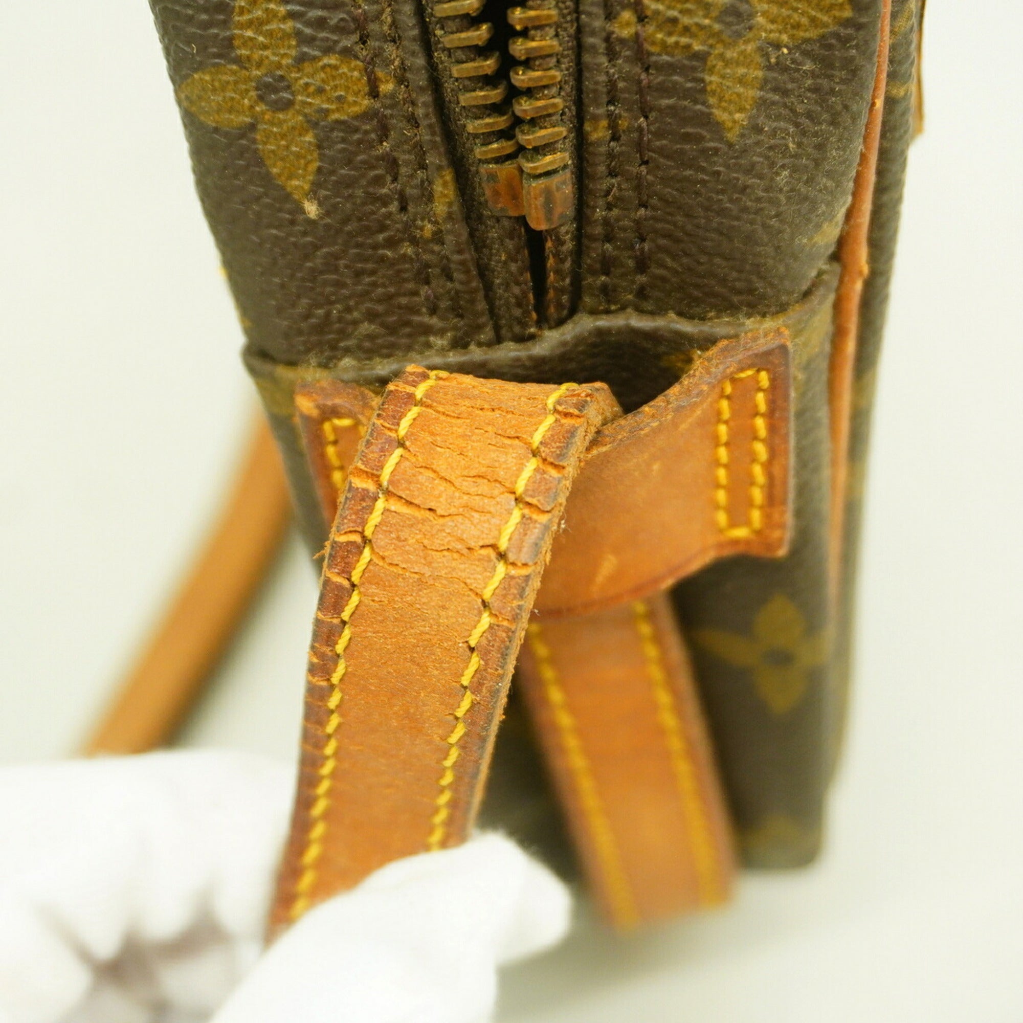 Louis Vuitton Brown Shoulder Bag (Pre-Owned)