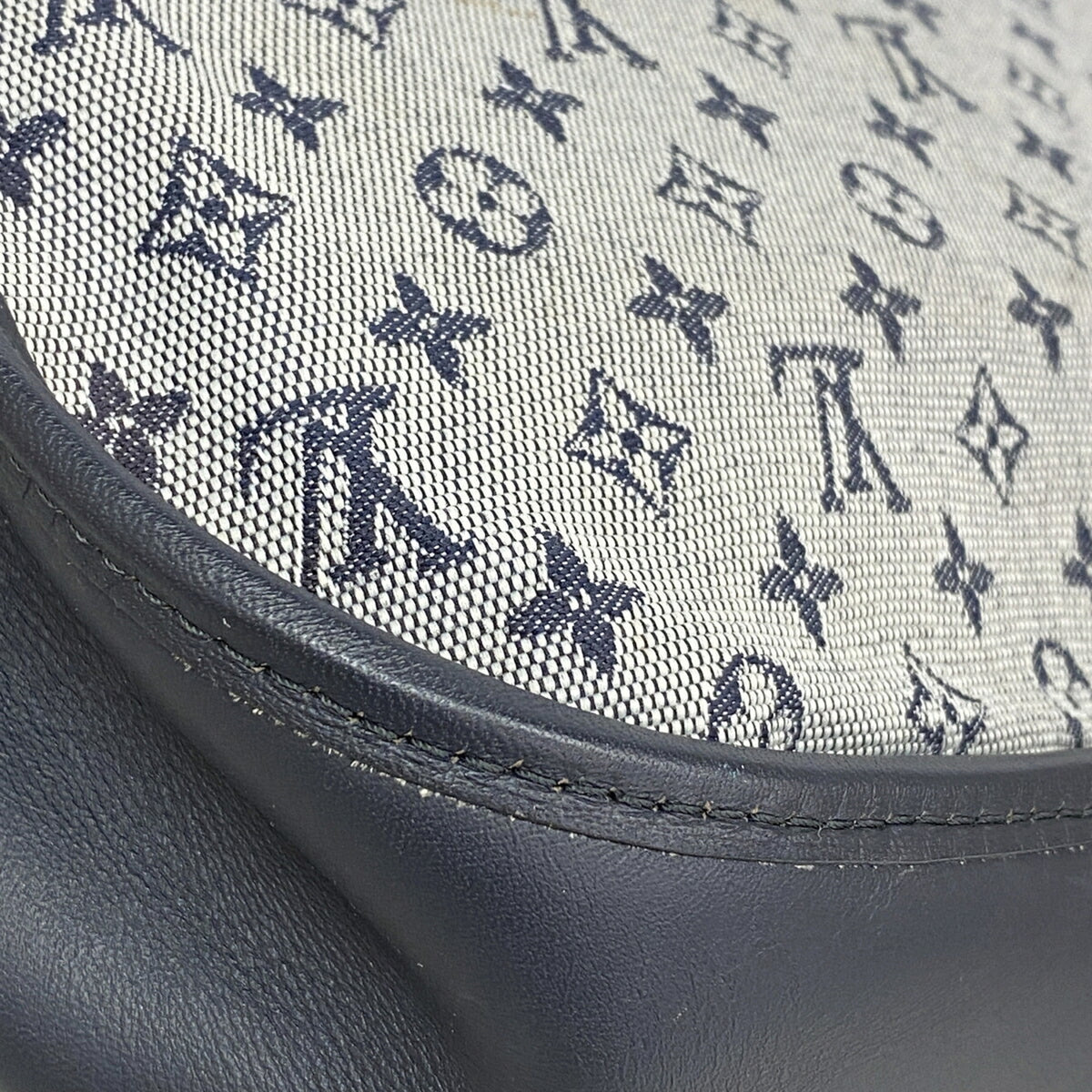 Louis Vuitton Blue Shoulder Bag (Pre-Owned)