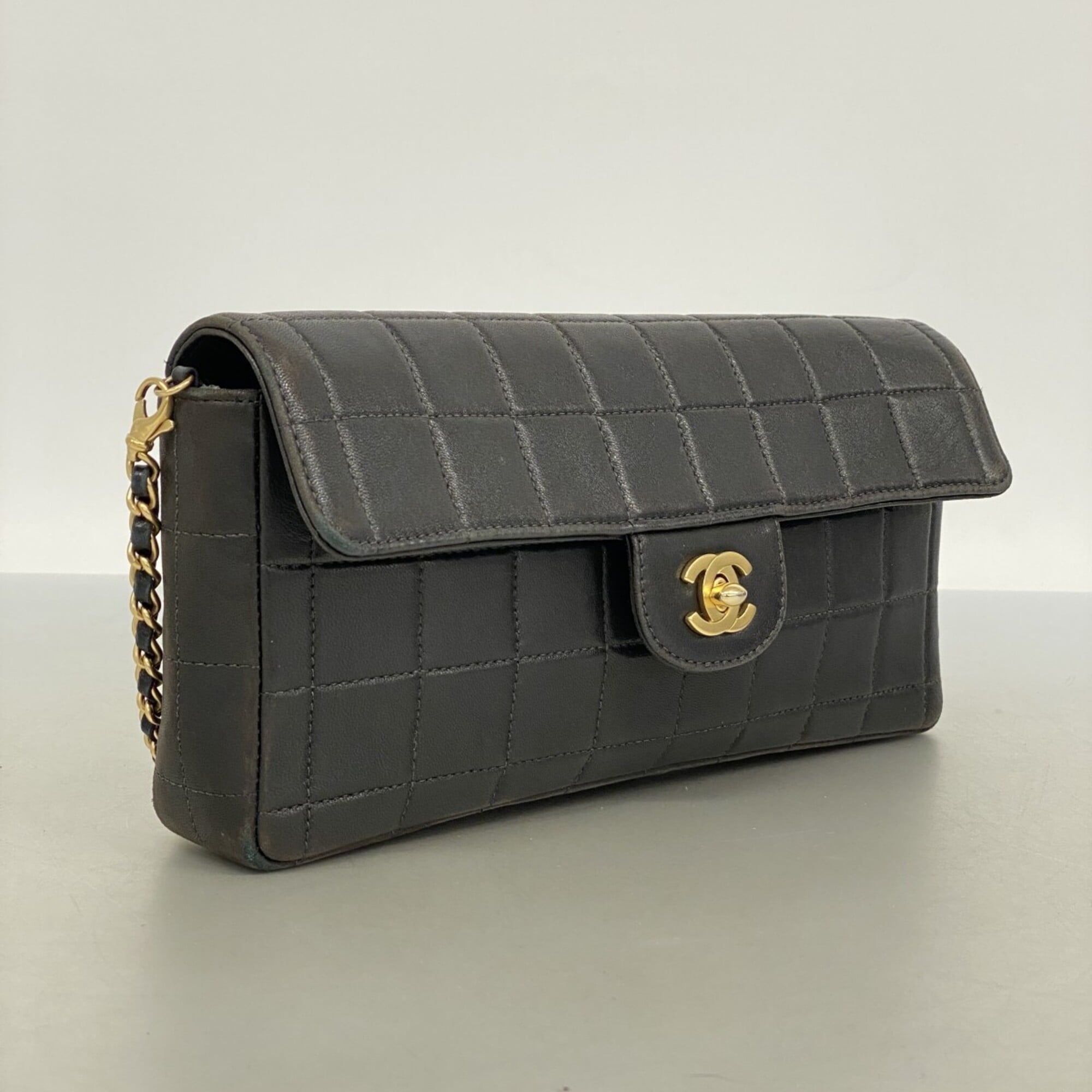 Chanel Black Leather Shoulder Bag (Pre-Owned)
