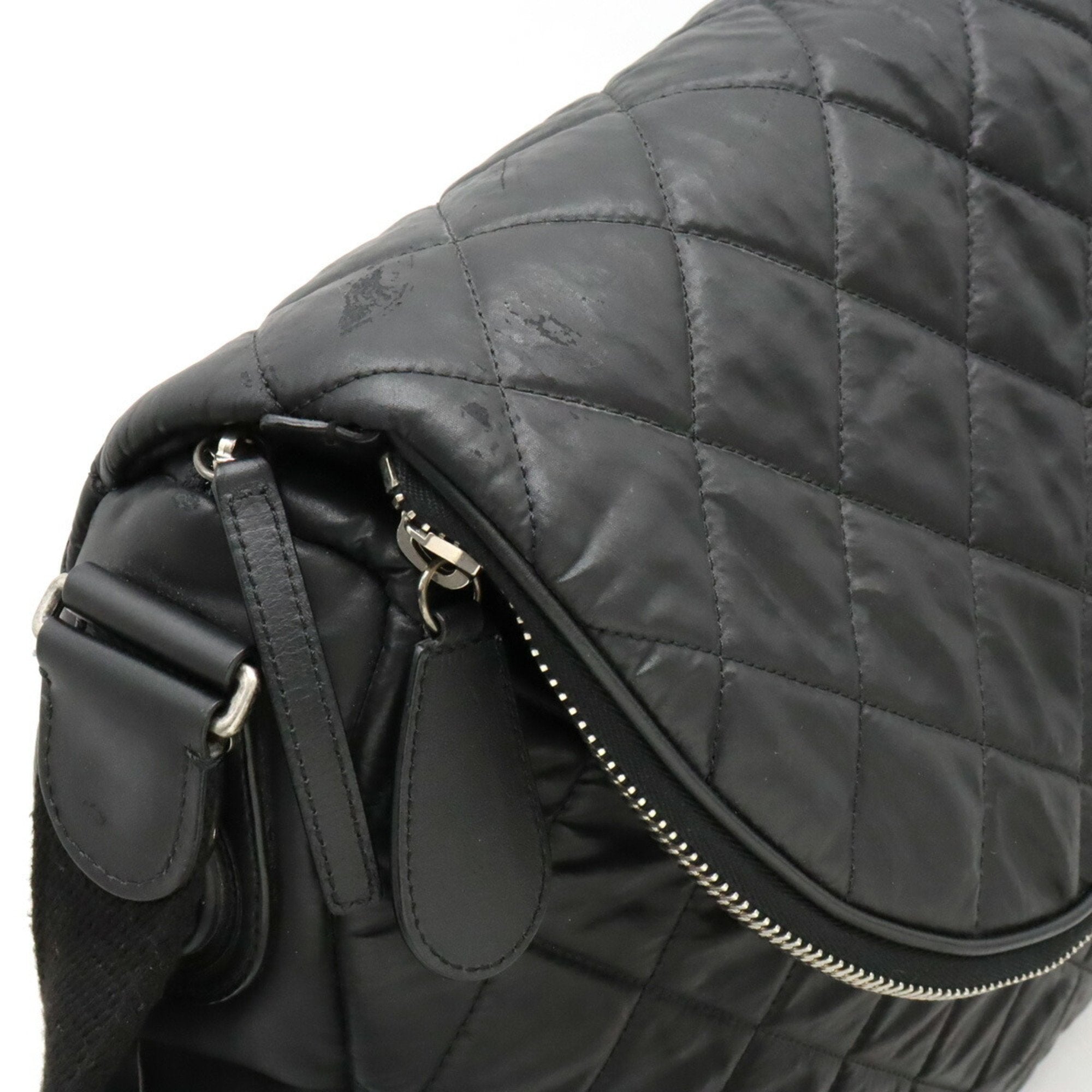 Chanel Black Leather Nylon Shoulder Bag (Pre-Owned)