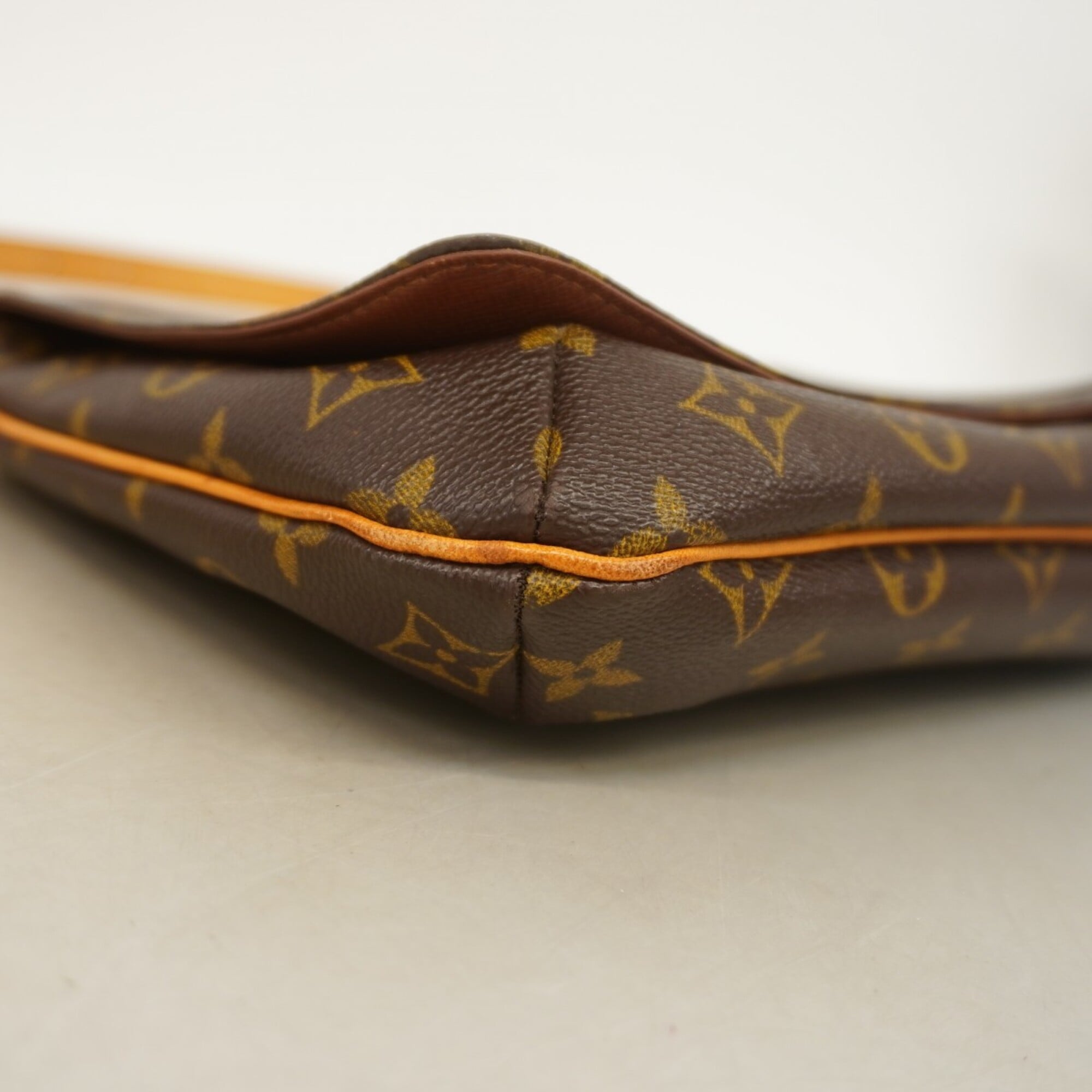 Louis Vuitton Brown Shoulder Bag (Pre-Owned)