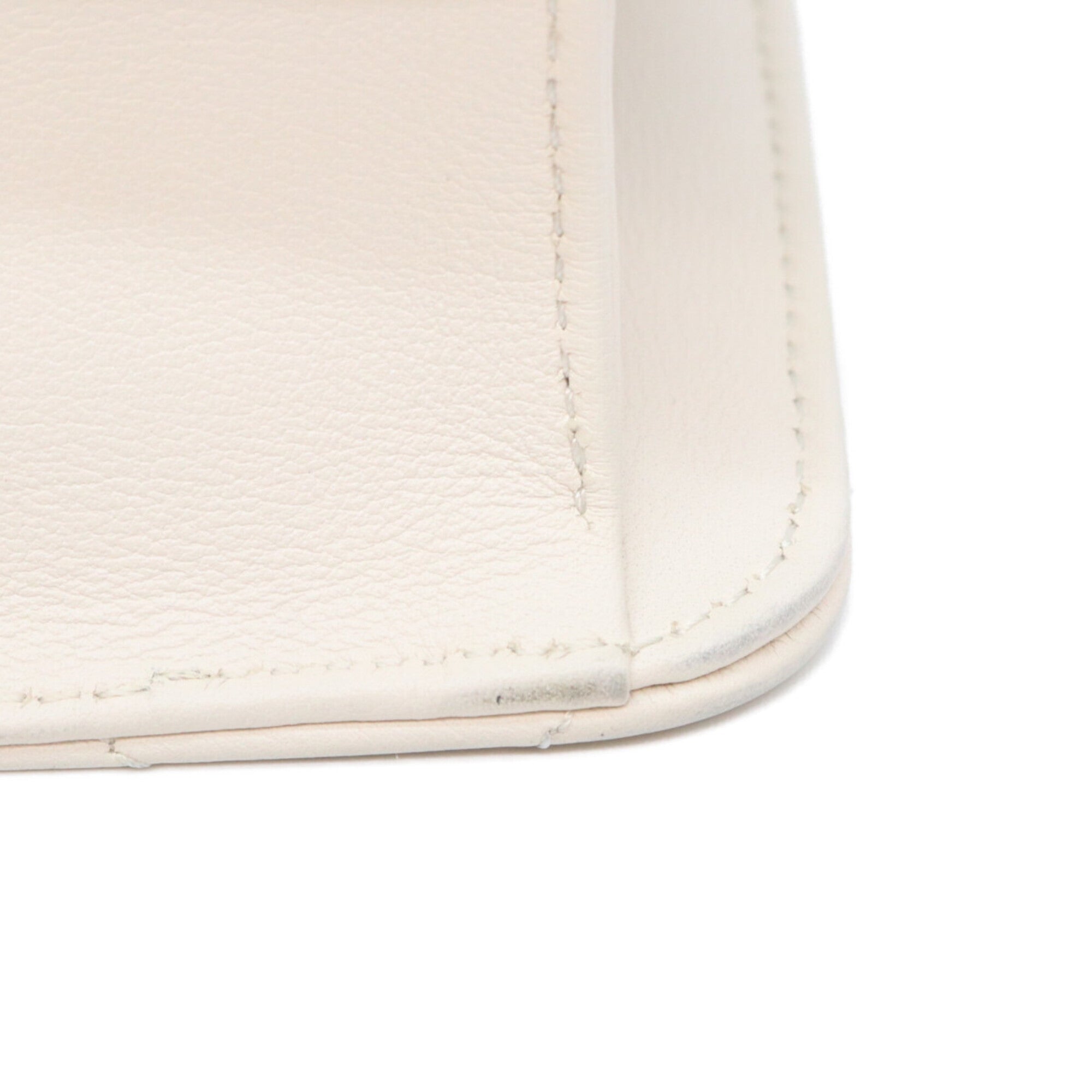 Chanel White Leather Shoulder Bag (Pre-Owned)