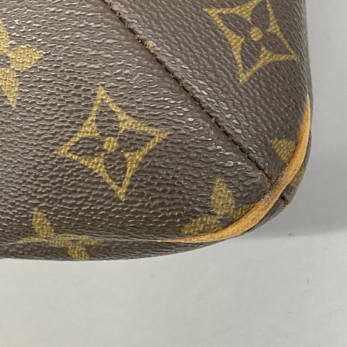 Louis Vuitton Brown Shoulder Bag (Pre-Owned)