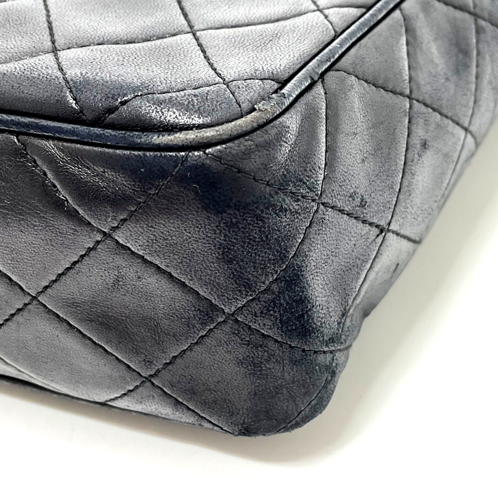 Chanel Black Leather Shoulder Bag (Pre-Owned)
