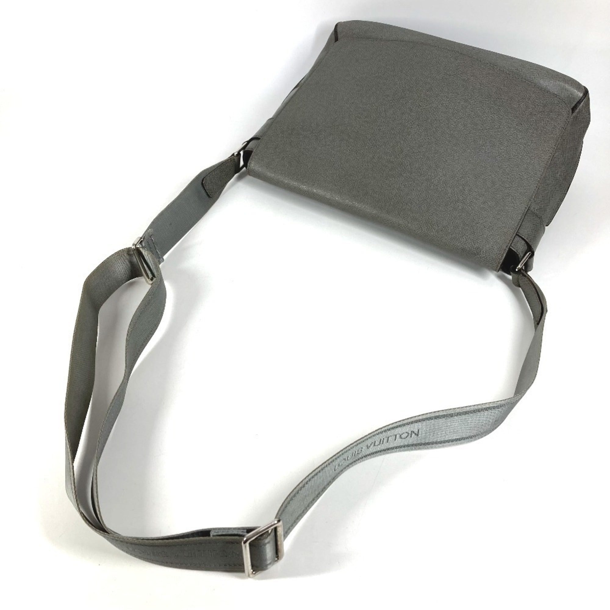Louis Vuitton Gray Taiga Leather Messenger Bag Shoulder Bag (Pre-Owned)