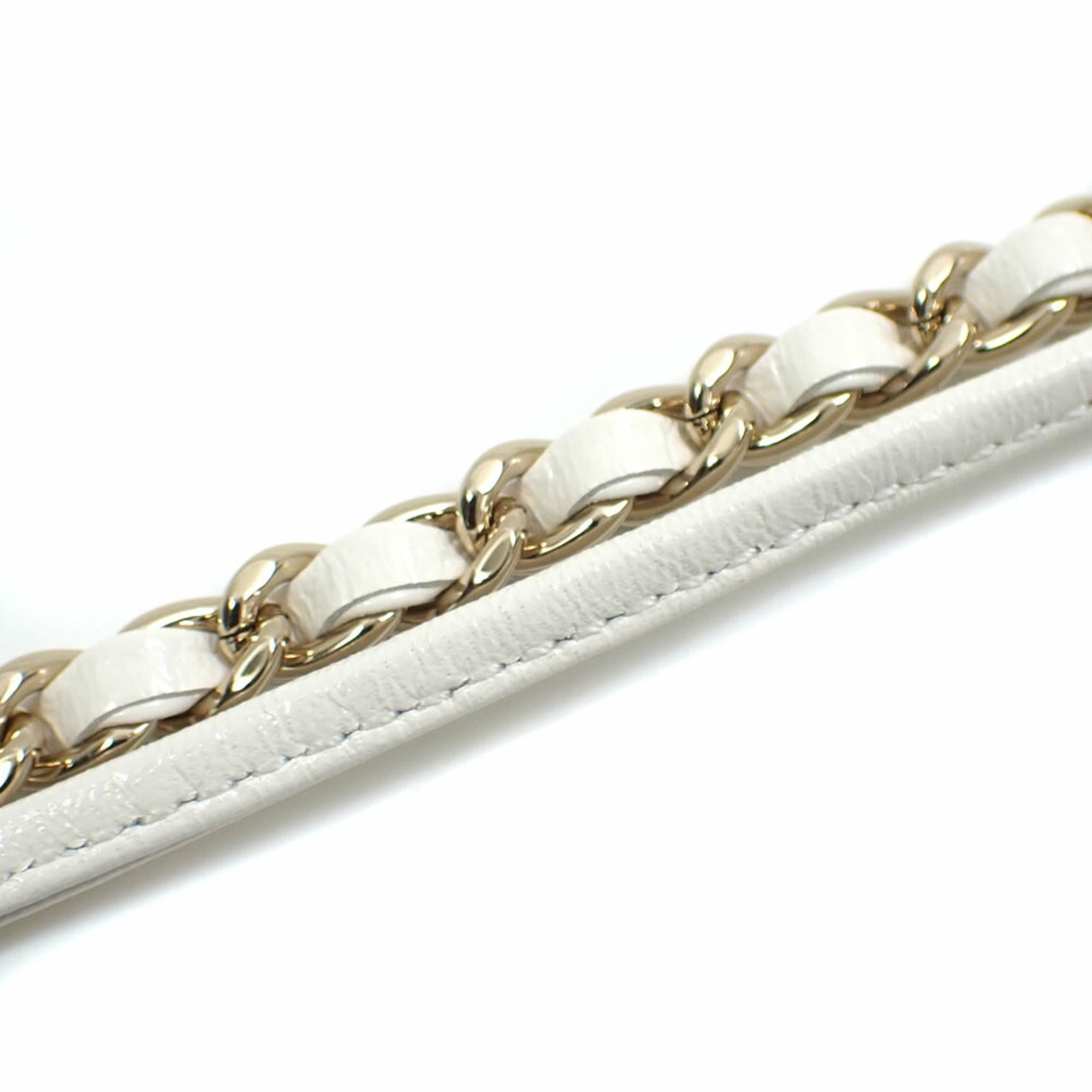 Chanel Matelasse White Leather Shoulder Bag (Pre-Owned)