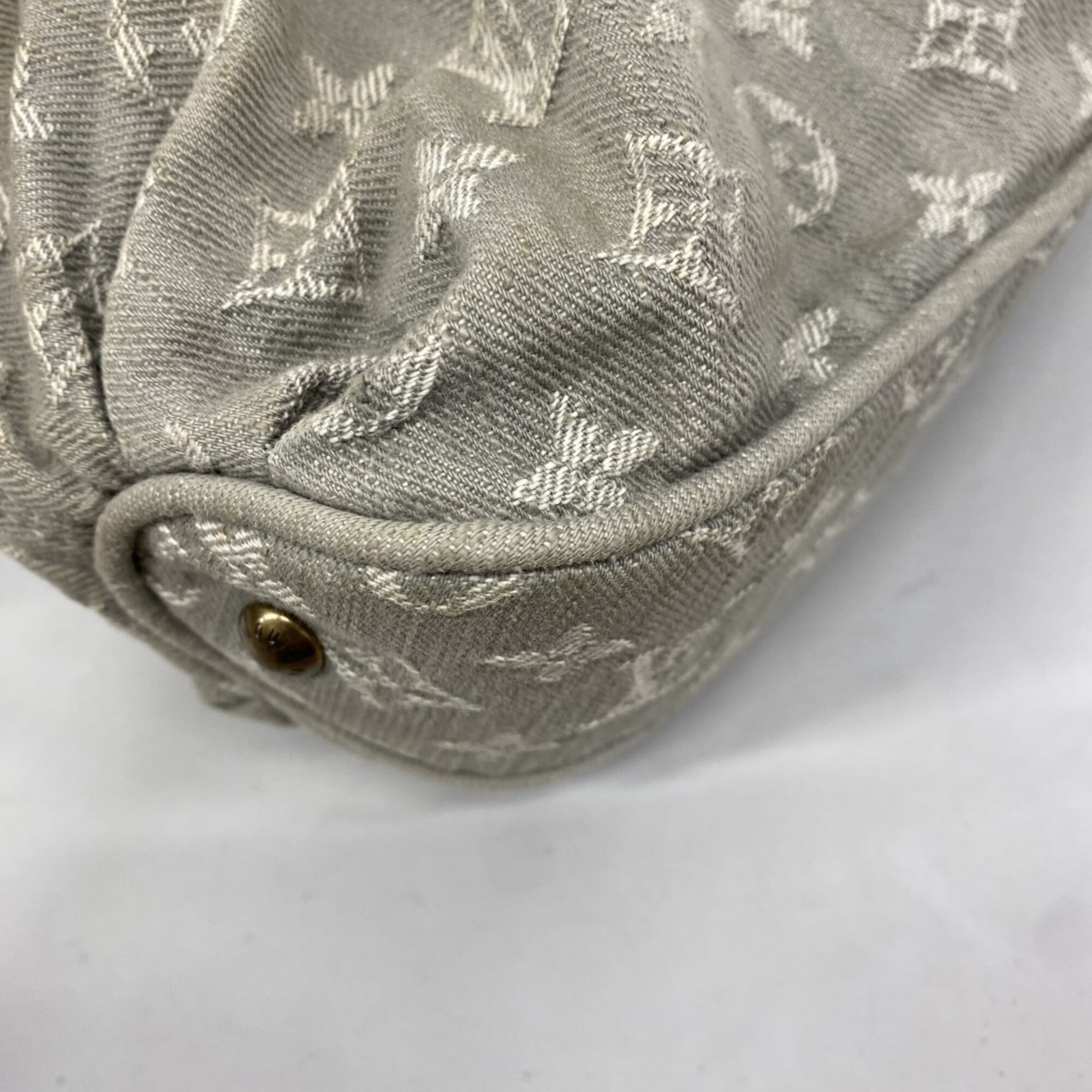 Louis Vuitton Gris Shoulder Bag (Pre-Owned)