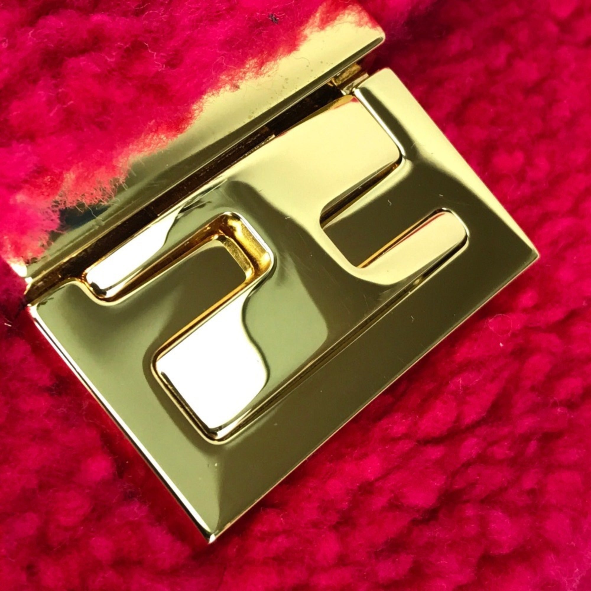 Fendi Pink Leather Pochette Shoulder Bag (Pre-Owned)