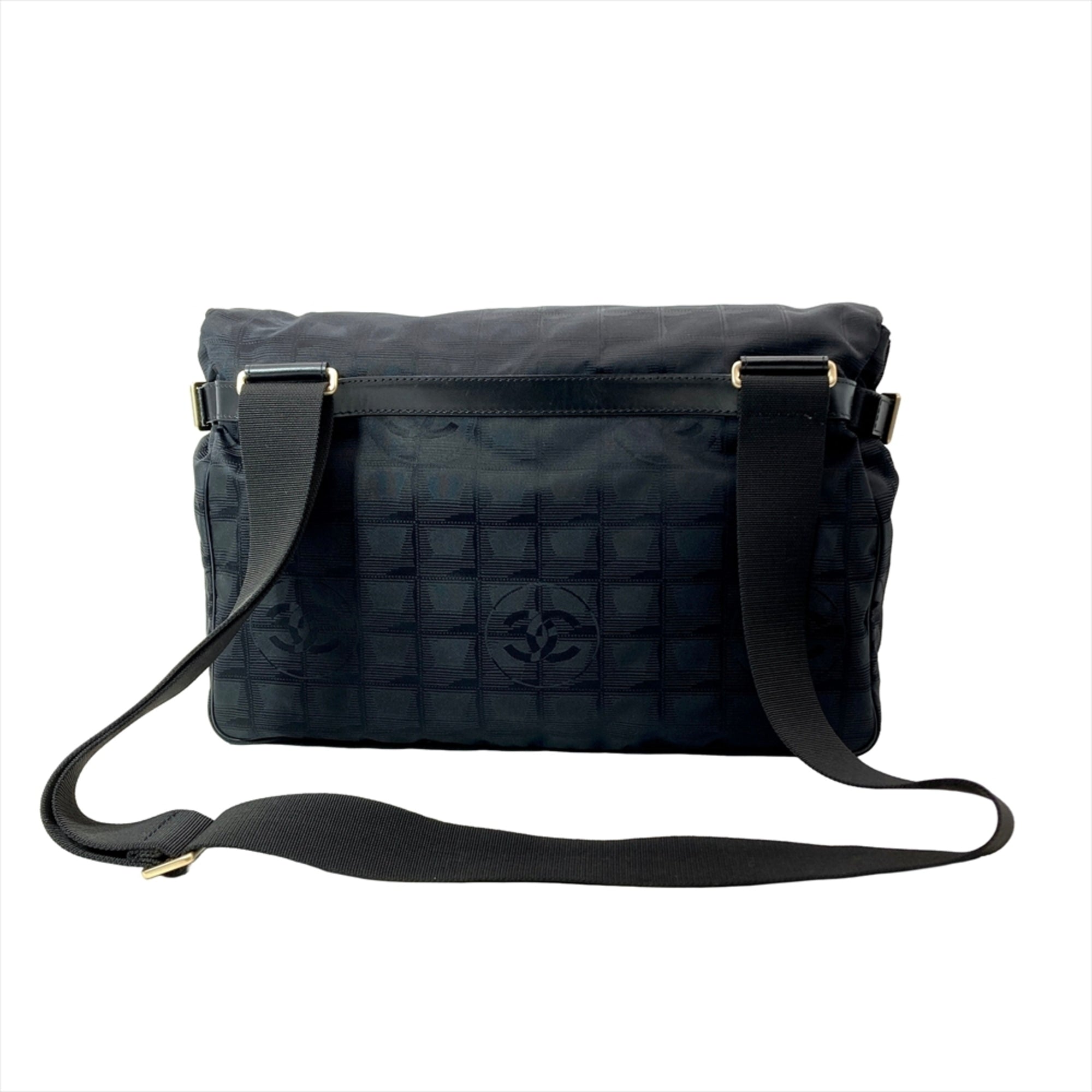 Chanel Black Nylon Shoulder Bag (Pre-Owned)