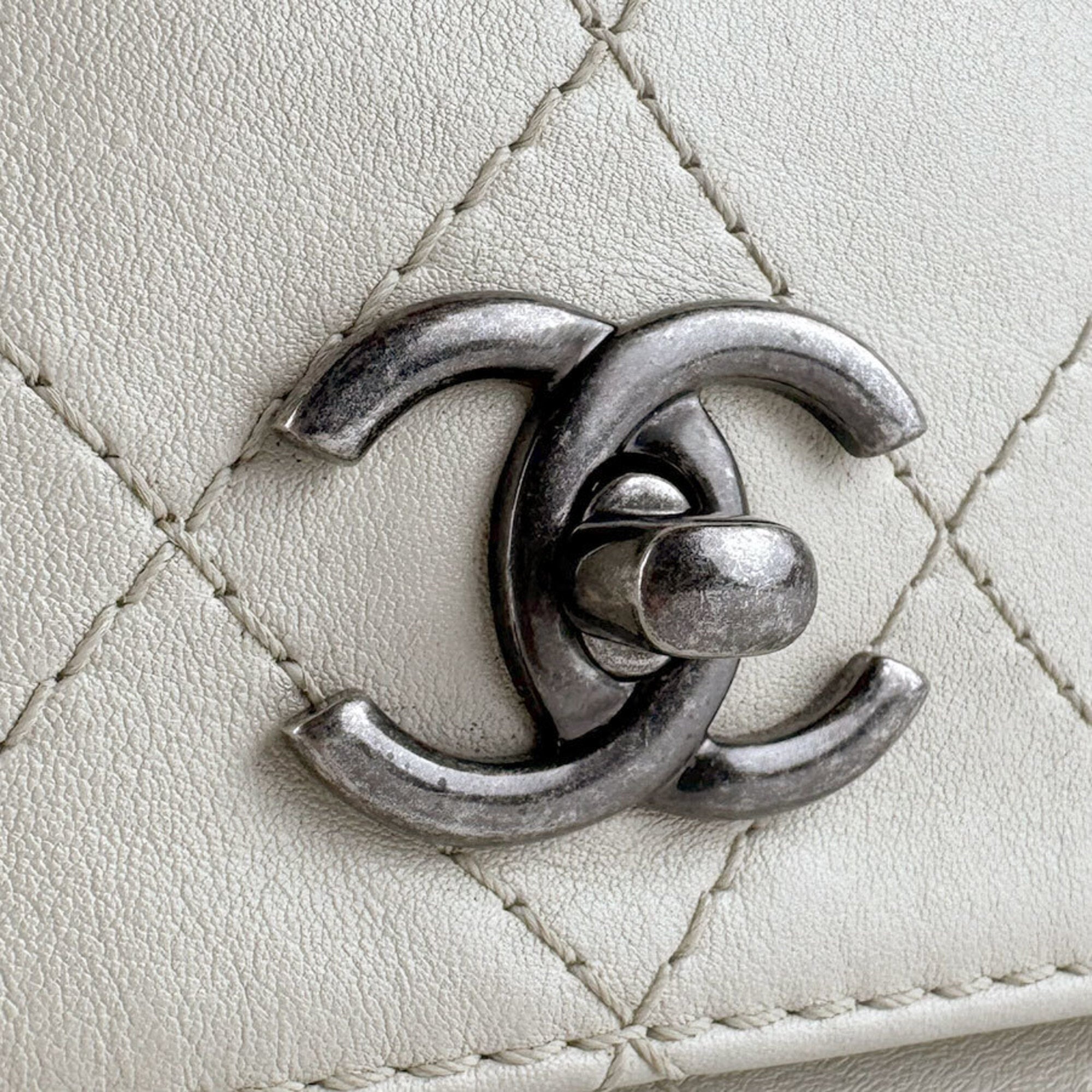 Chanel Ivory Leather Handbag Shoulder Bag (Pre-Owned)