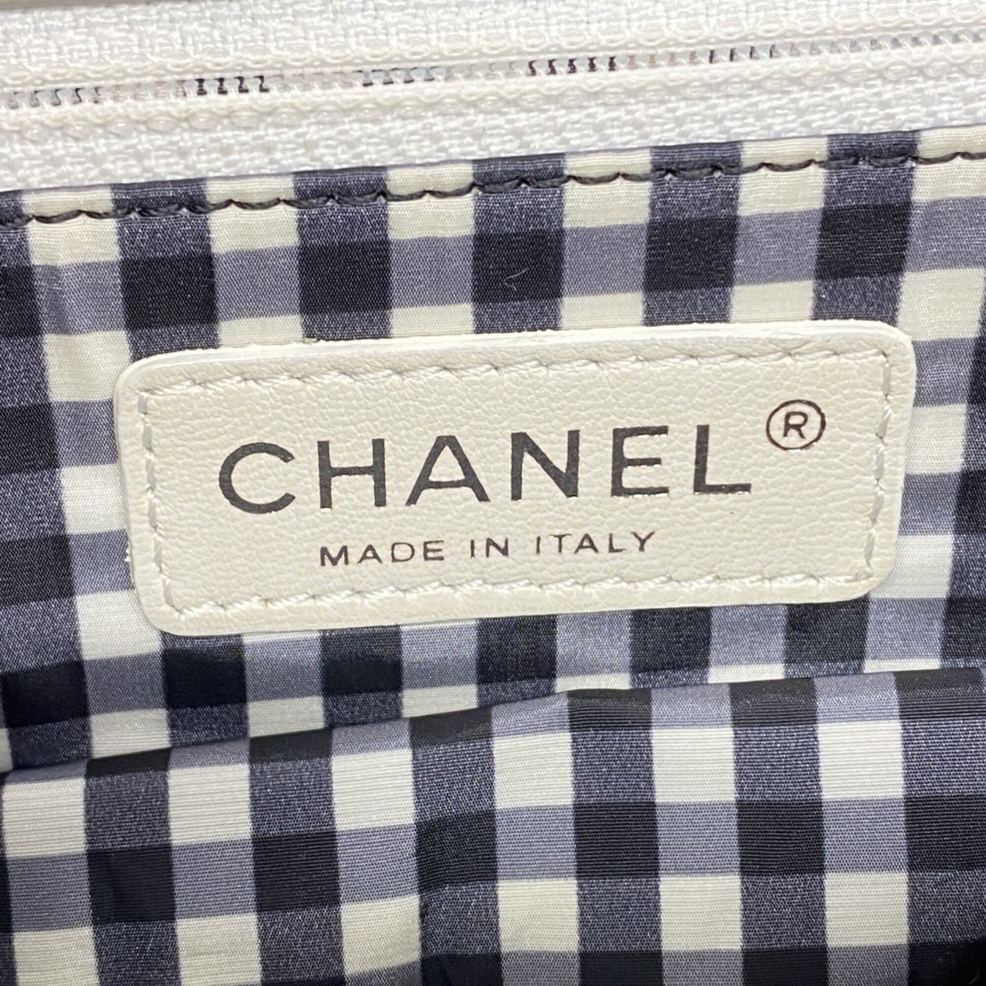 Chanel Gray Patent Leather Shoulder Bag (Pre-Owned)