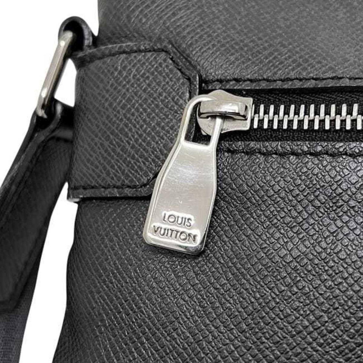 Louis Vuitton Ardoise Gray Taiga Leather Shoulder Bag (Pre-Owned)