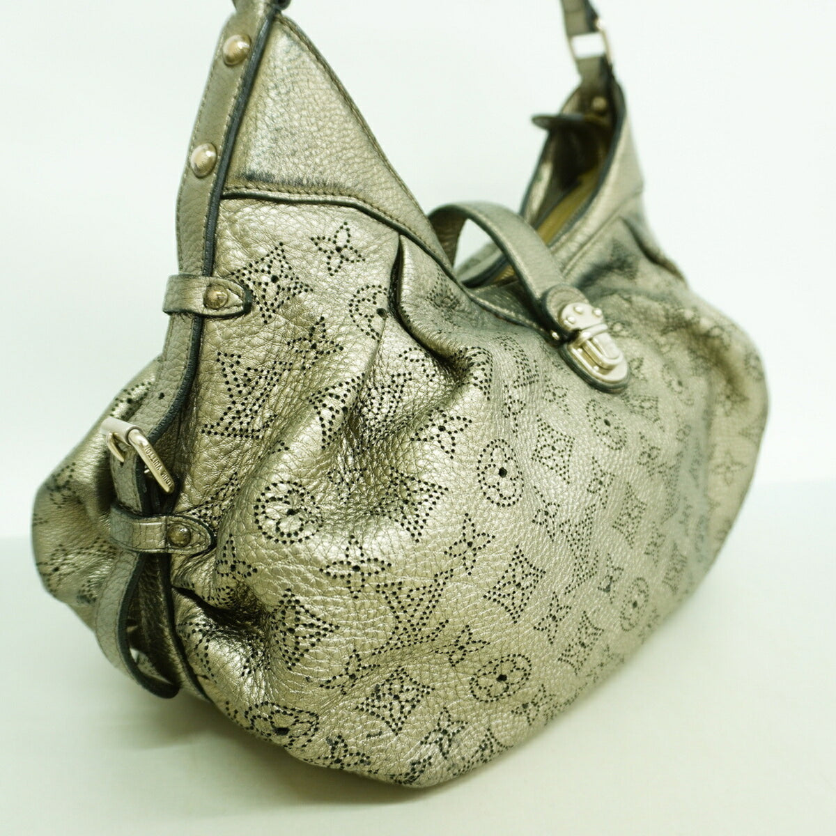 Louis Vuitton Argent Shoulder Bag (Pre-Owned)
