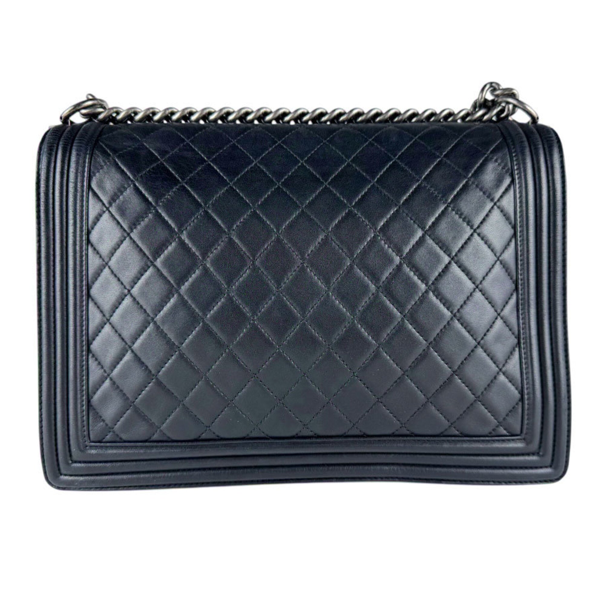 Chanel Black Leather Shoulder Bag (Pre-Owned)