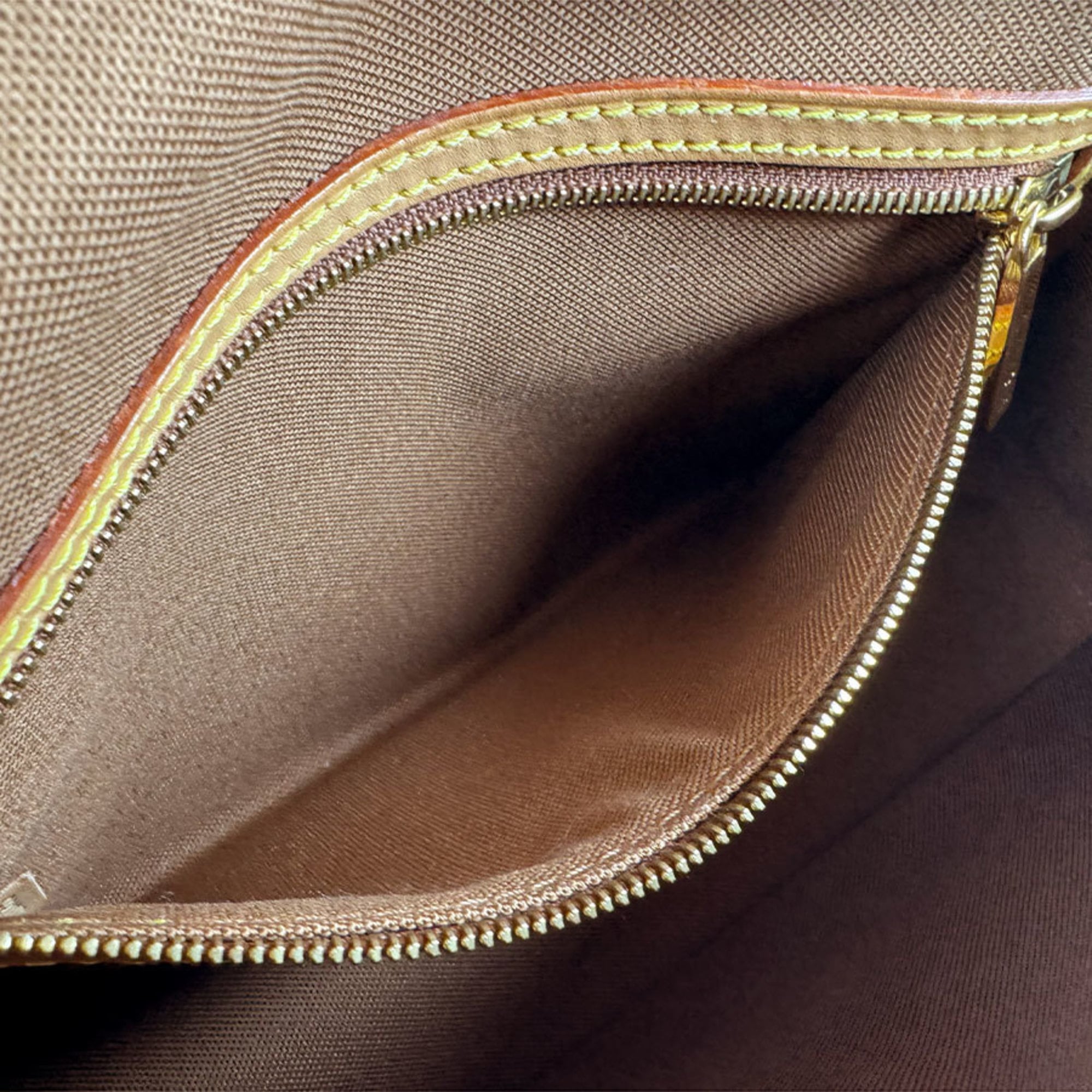 Louis Vuitton Brown Monogram Monogram Shoulder Bag (Pre-Owned)