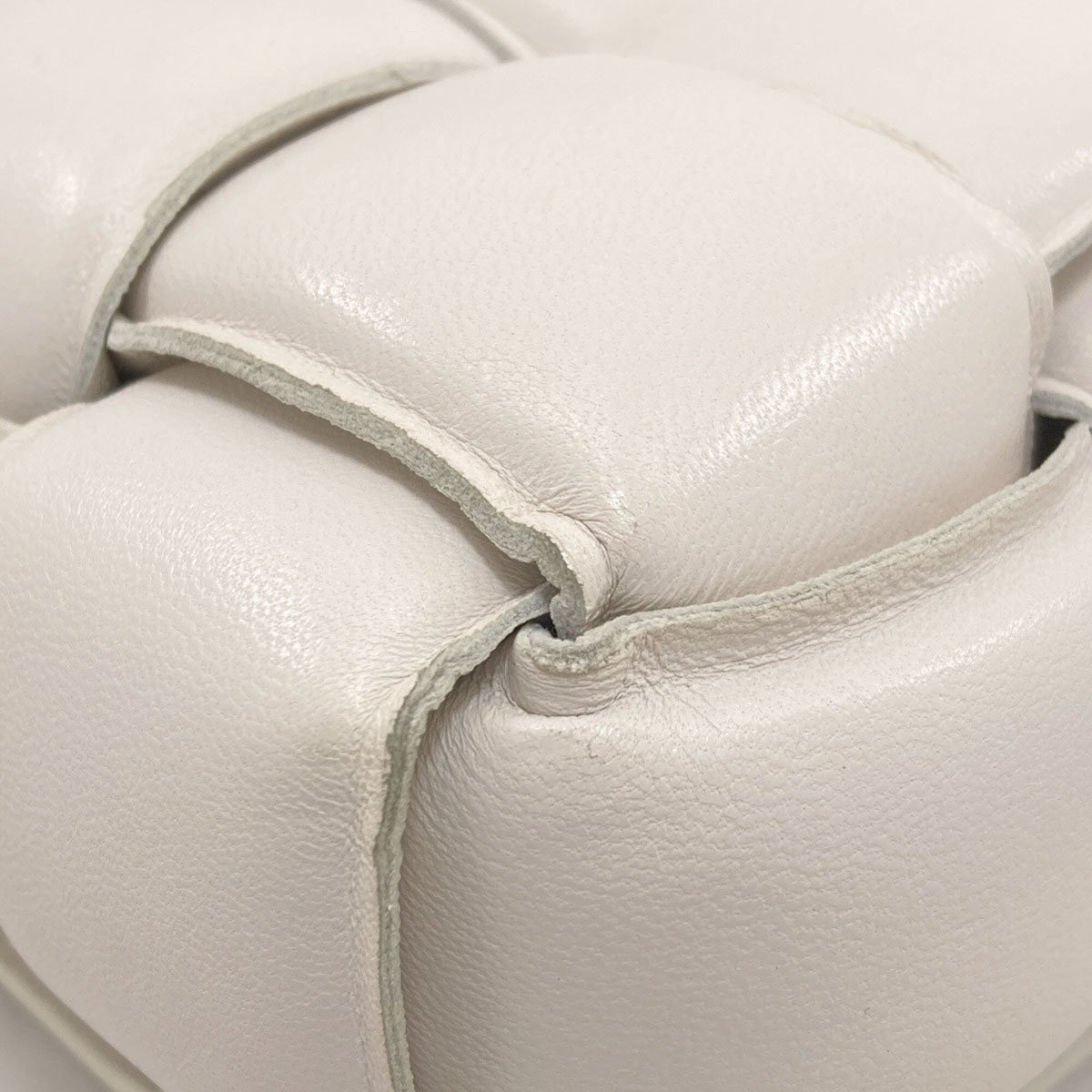 Bottega Veneta White Leather Shoulder Bag (Pre-Owned)