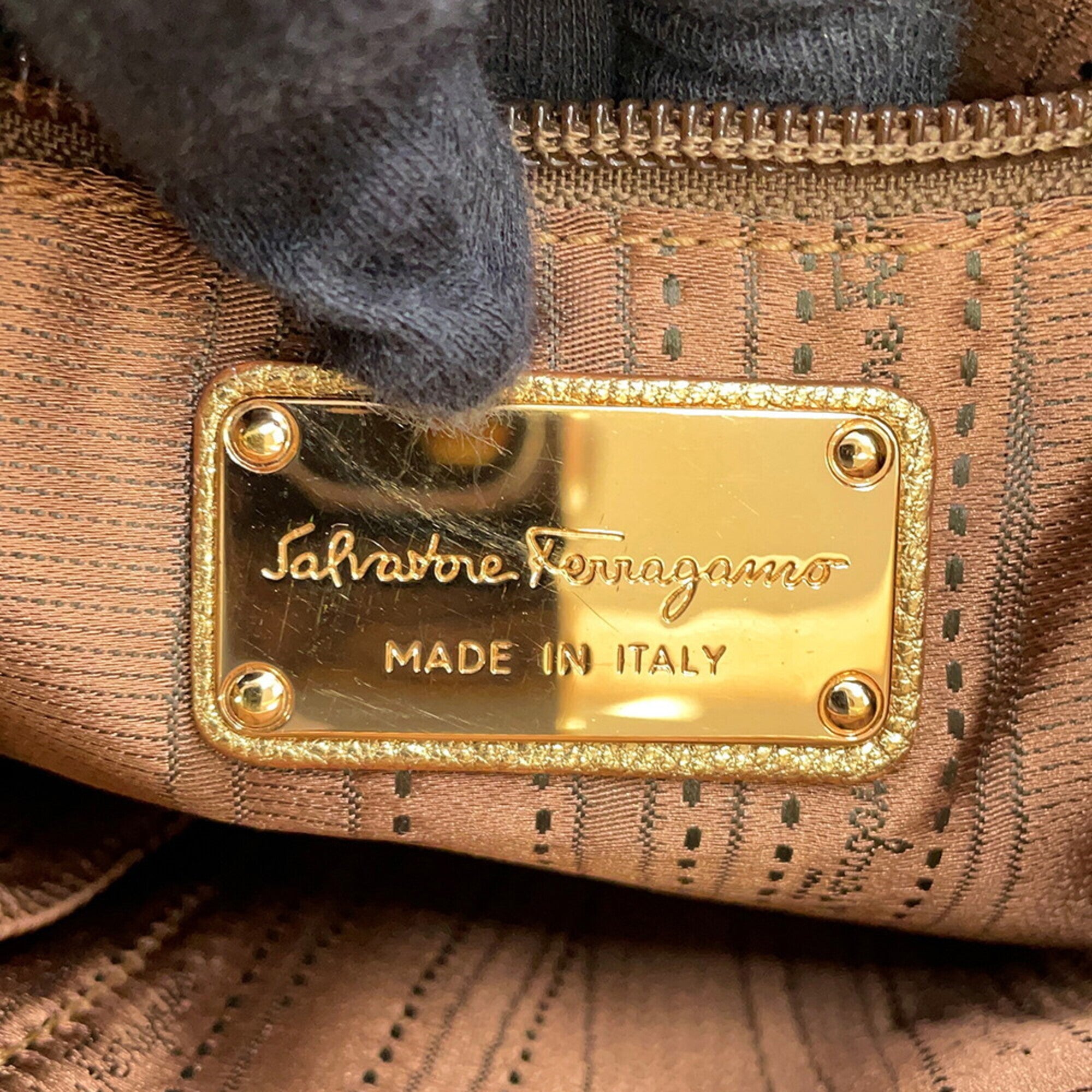 Salvatore Ferragamo Gold Leather Handbag Shoulder Bag (Pre-Owned)