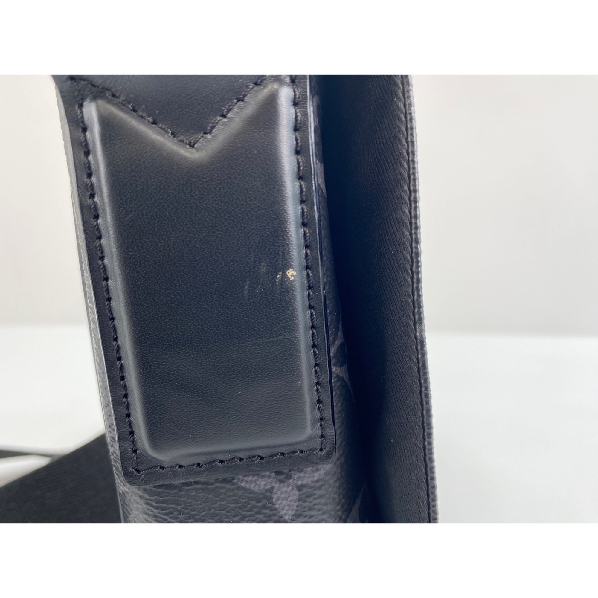 Louis Vuitton Black Shoulder Bag (Pre-Owned)