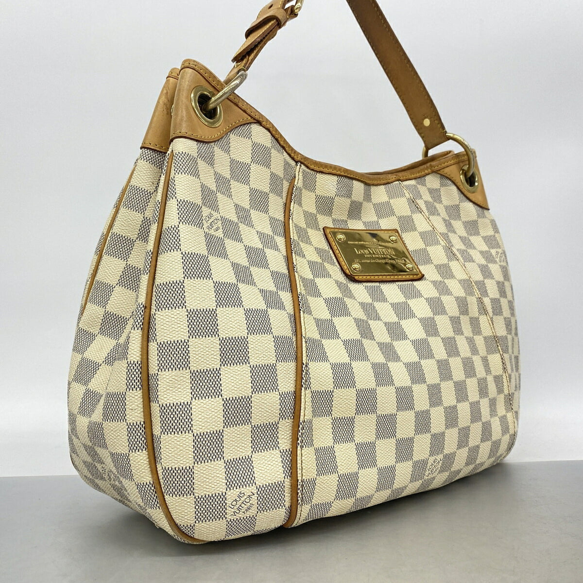 Louis Vuitton White Shoulder Bag (Pre-Owned)