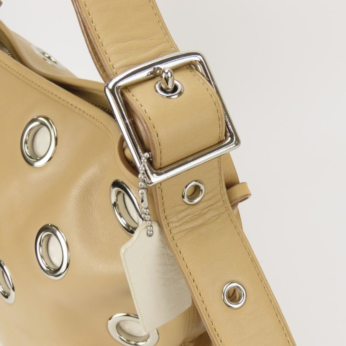Coach Beige Leather Shoulder Bag (Pre-Owned)