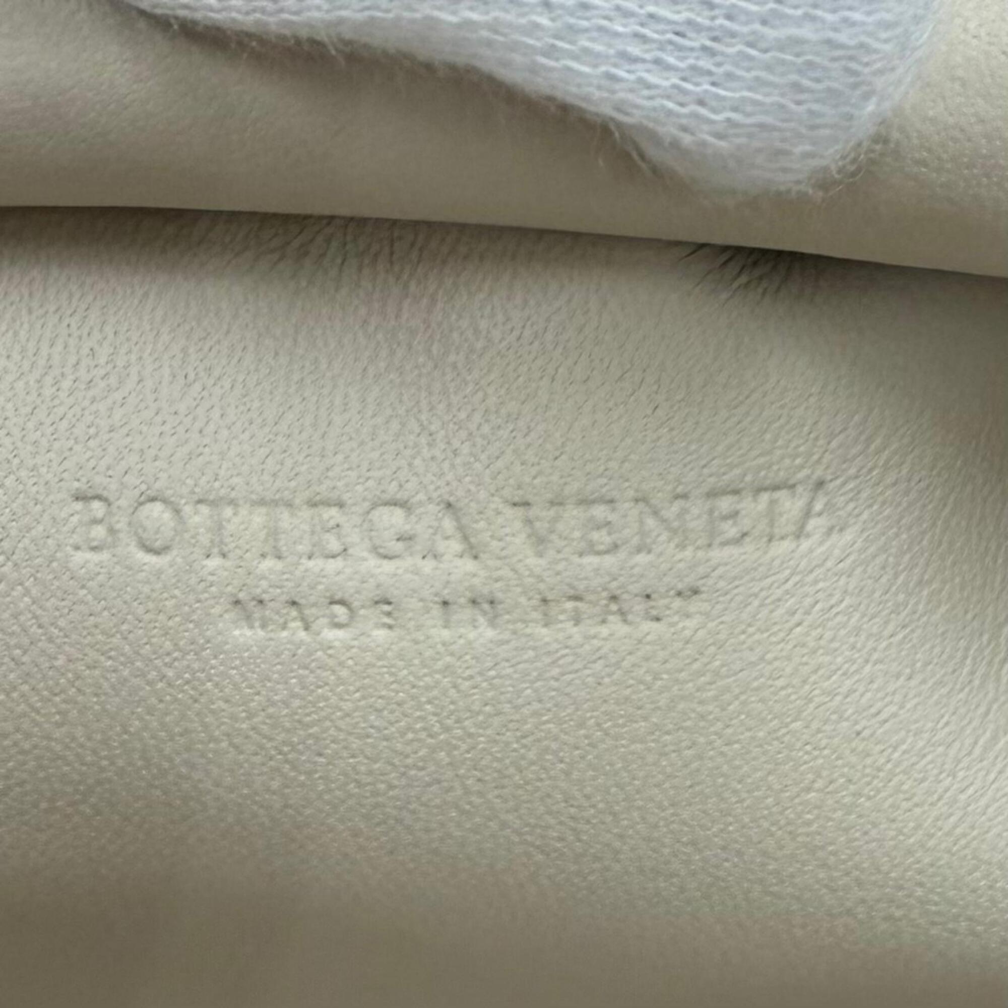 Bottega Veneta Ivory Leather Pouch Shoulder Bag (Pre-Owned)