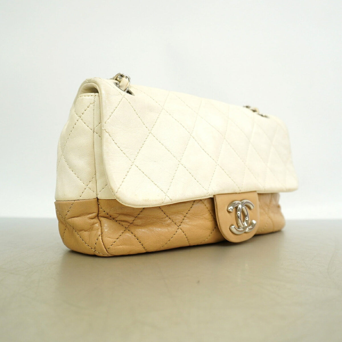 Chanel Brown White Leather Shoulder Bag (Pre-Owned)