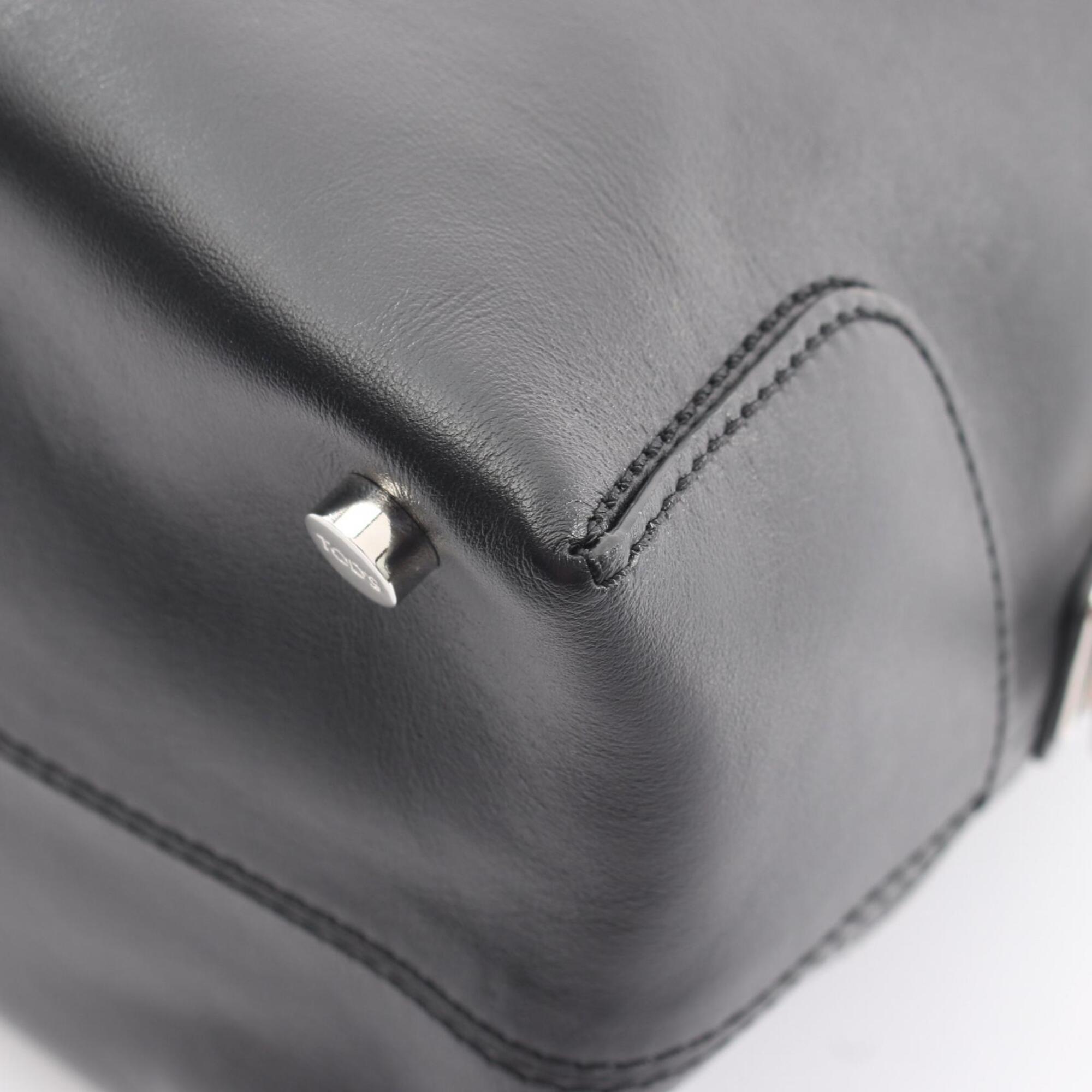Tod's Black Leather Handbag (Pre-Owned)