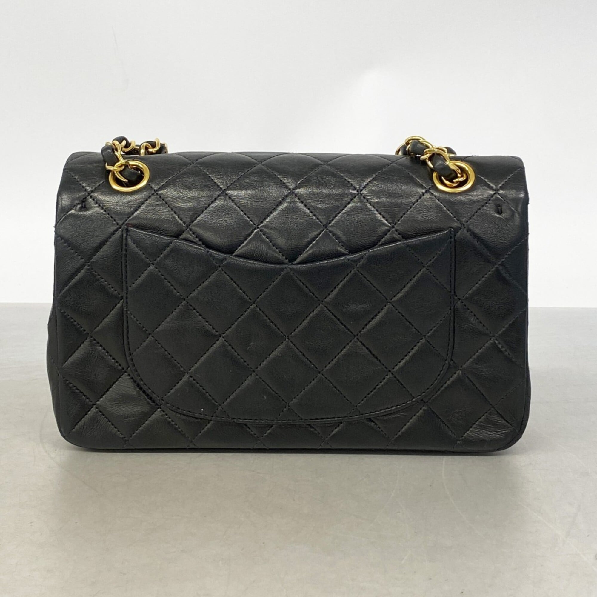 Chanel Black Leather Shoulder Bag (Pre-Owned)