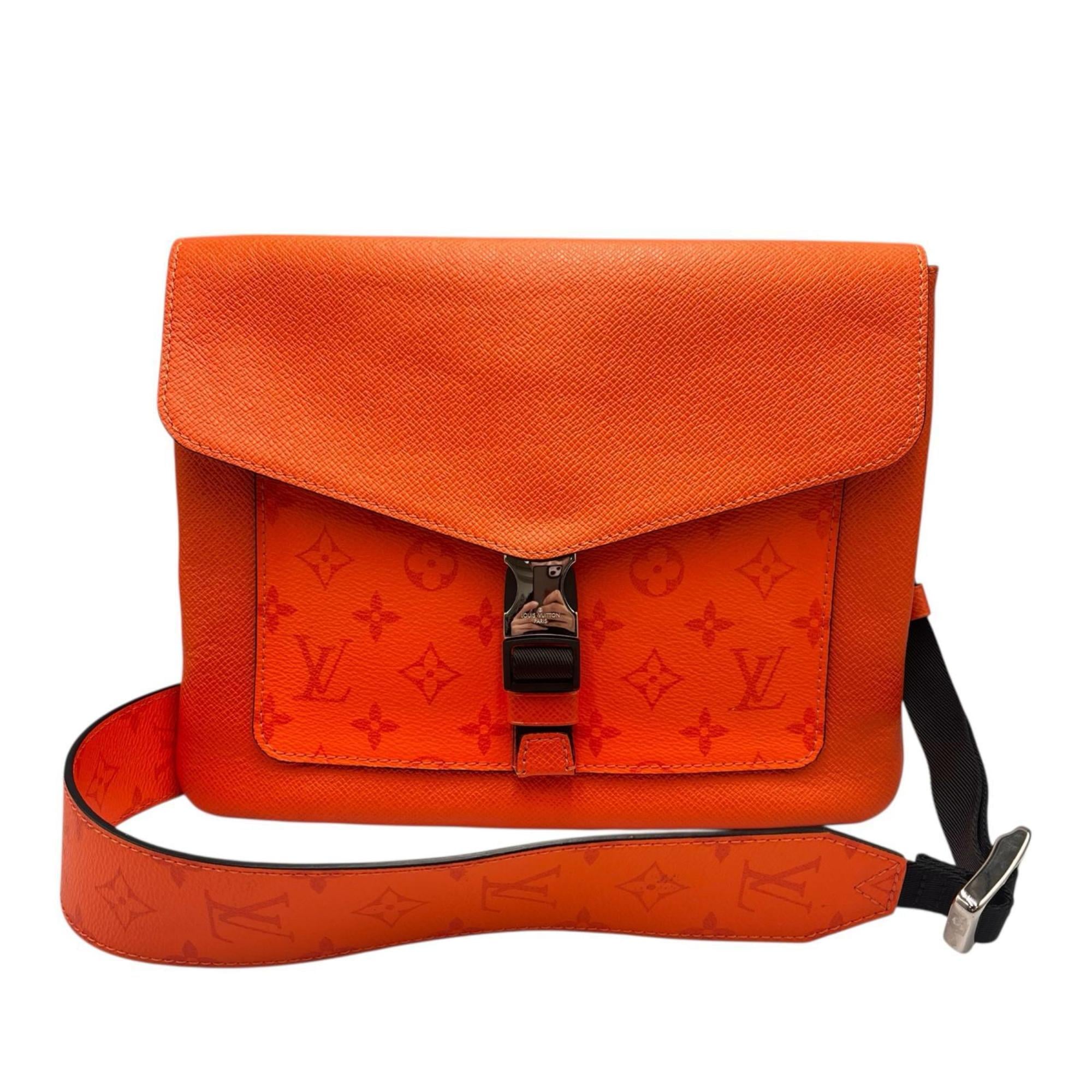 Louis Vuitton Taigarama Messenger Bag Shoulder Bag (Pre-Owned)