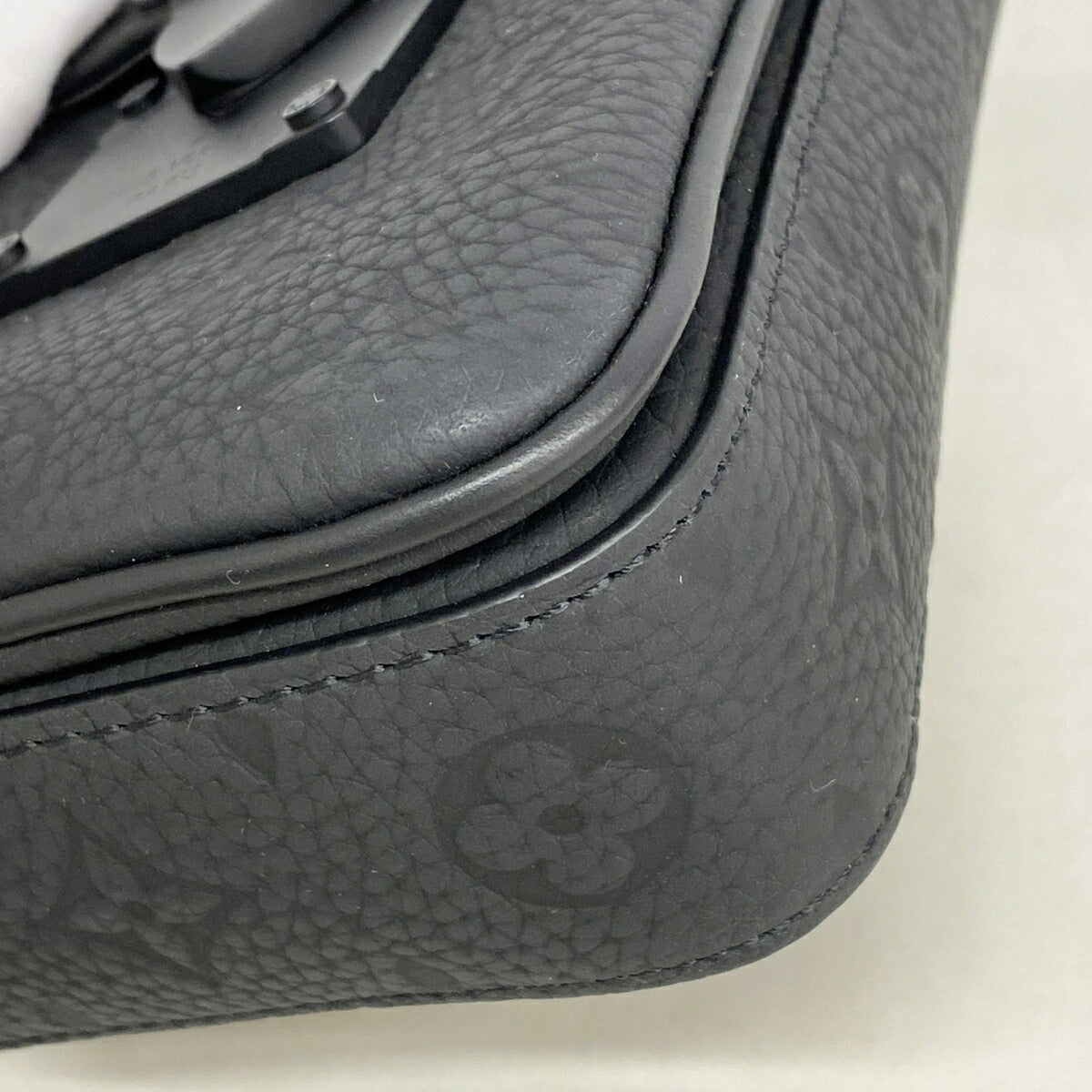 Louis Vuitton Black Shoulder Bag (Pre-Owned)