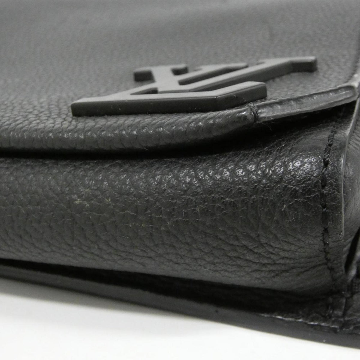 Louis Vuitton Black Leather Shoulder Bag (Pre-Owned)