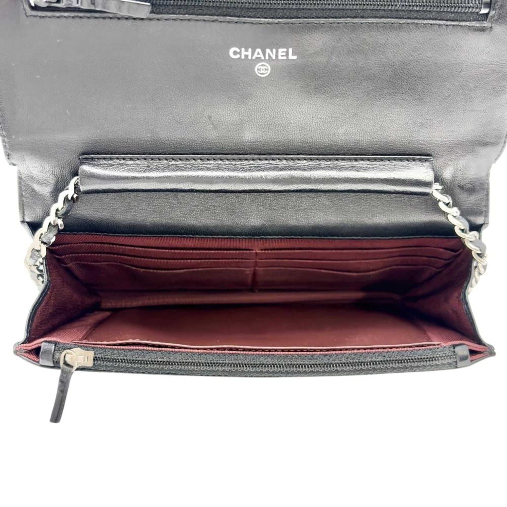 Chanel Black Leather Shoulder Bag (Pre-Owned)
