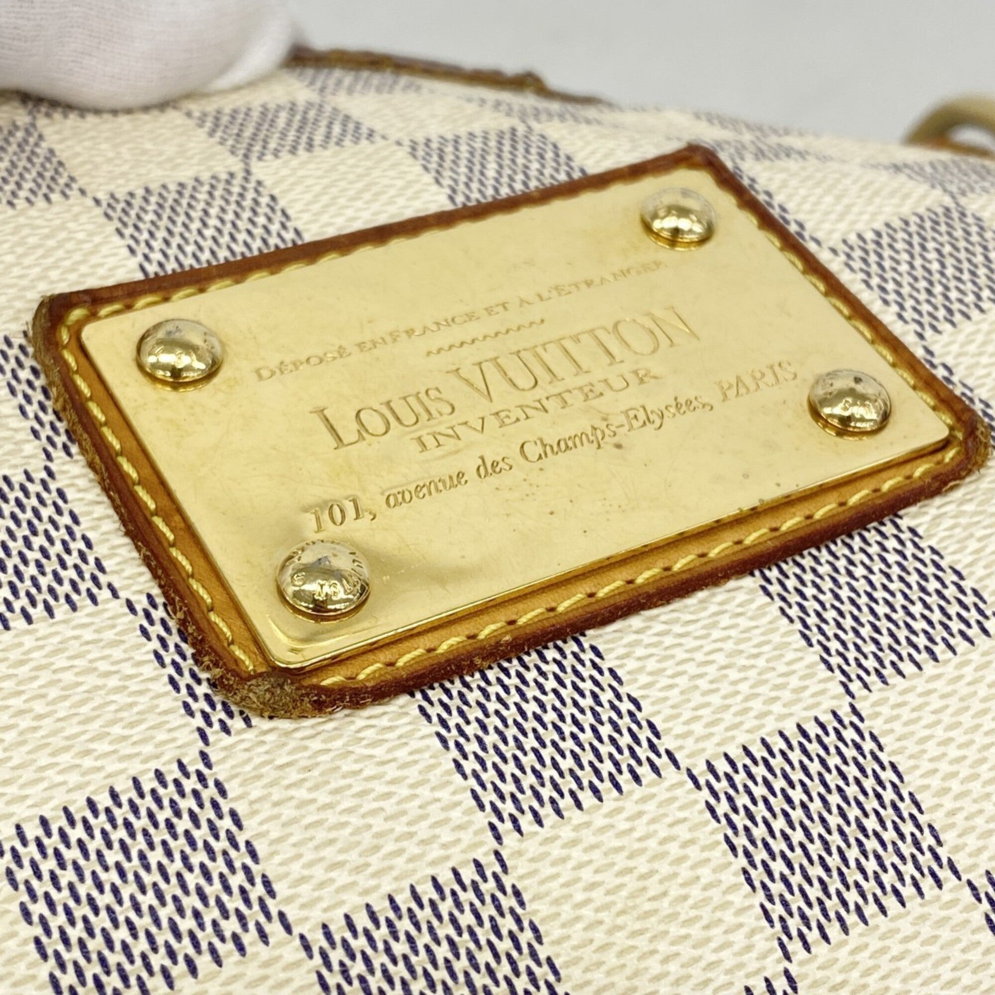 Louis Vuitton White Shoulder Bag (Pre-Owned)