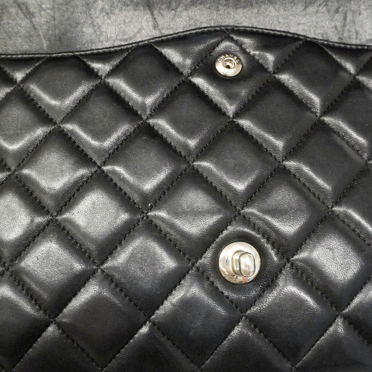 Chanel Black Leather Shoulder Bag (Pre-Owned)
