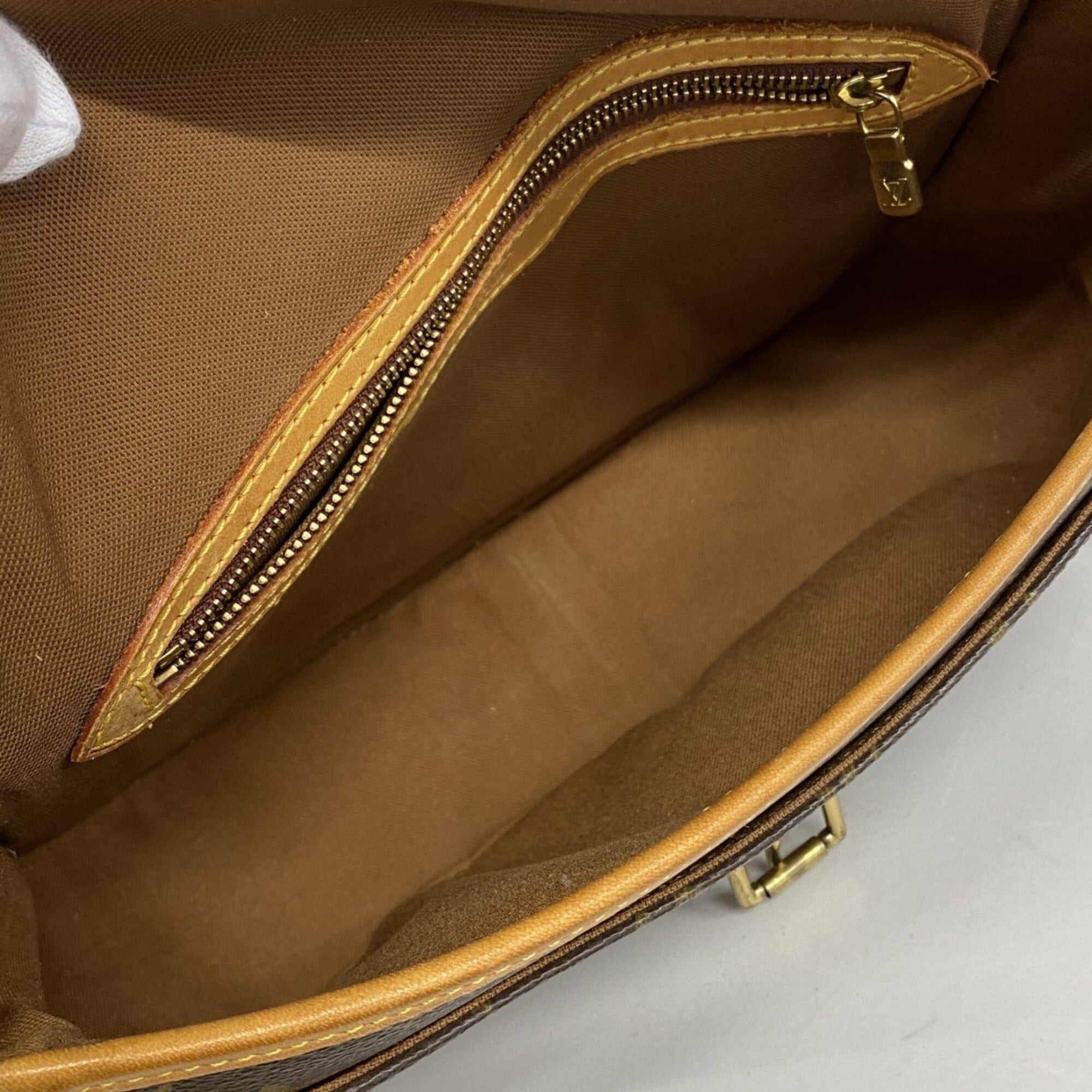 Louis Vuitton Brown Shoulder Bag (Pre-Owned)