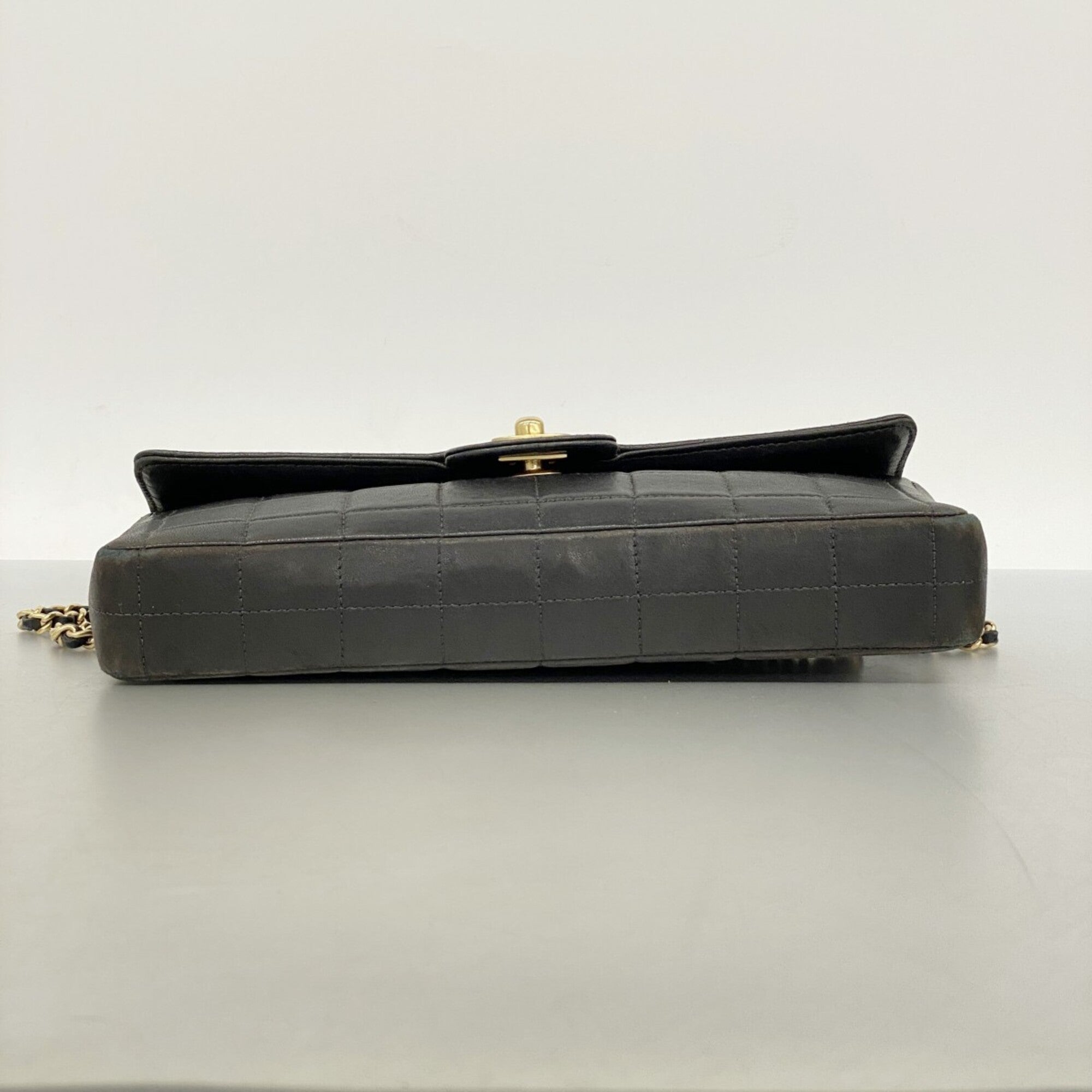 Chanel Black Leather Shoulder Bag (Pre-Owned)