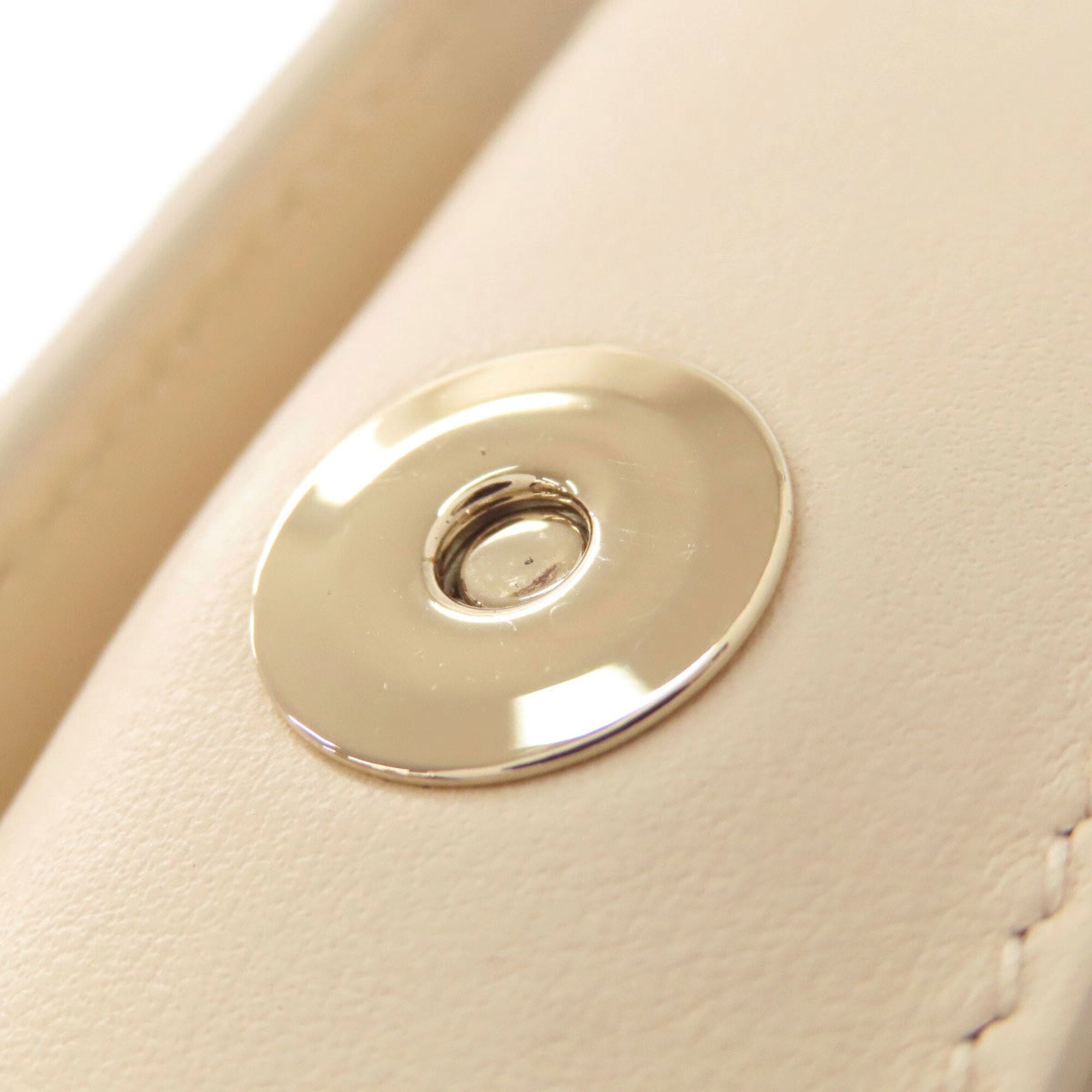 Bvlgari Bvlgari Bvlgari White Leather Handbag (Pre-Owned)