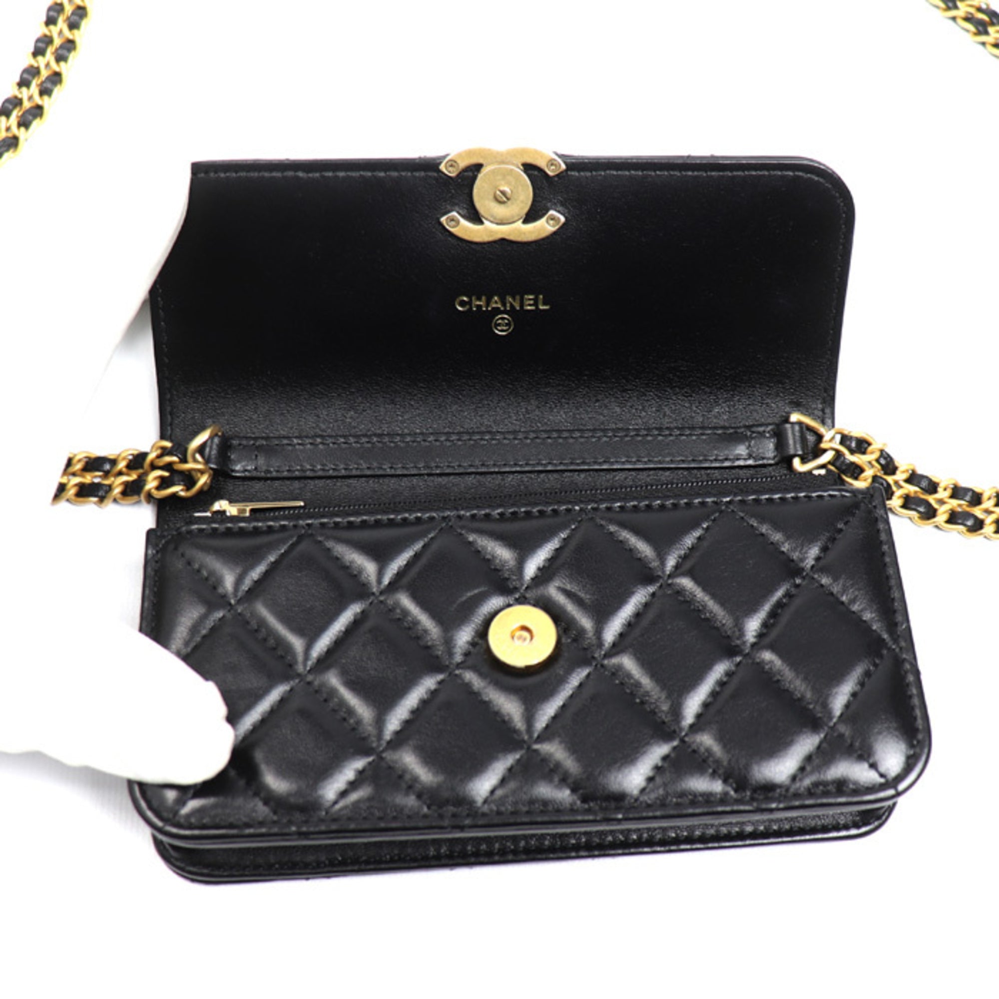 Chanel Black Leather Shoulder Bag (Pre-Owned)
