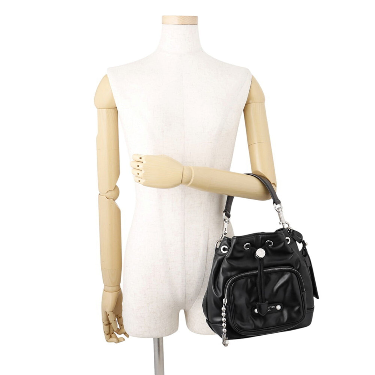 Louis Vuitton Noir Leather Handbag (Pre-Owned)