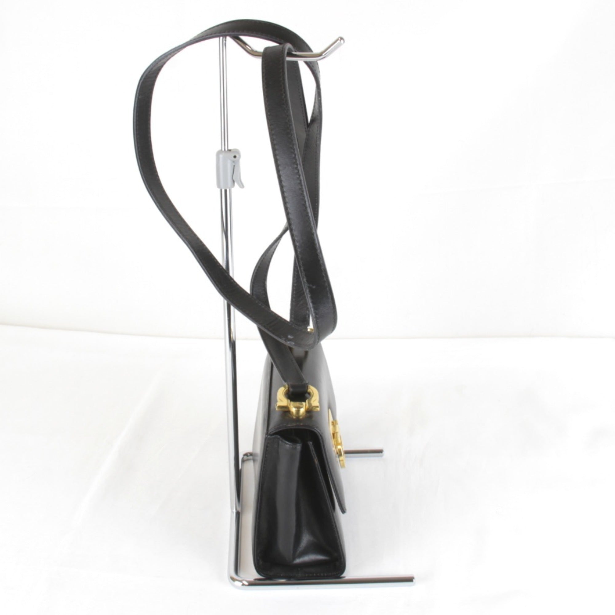 Salvatore Ferragamo Black Leather Shoulder Bag (Pre-Owned)