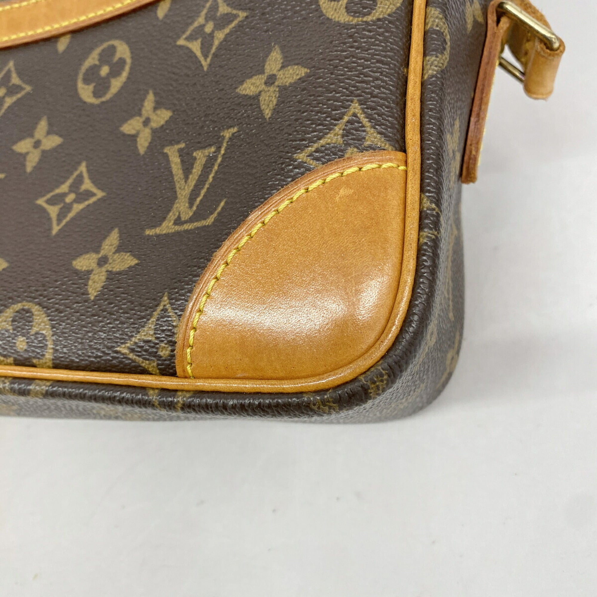 Louis Vuitton Brown Shoulder Bag (Pre-Owned)