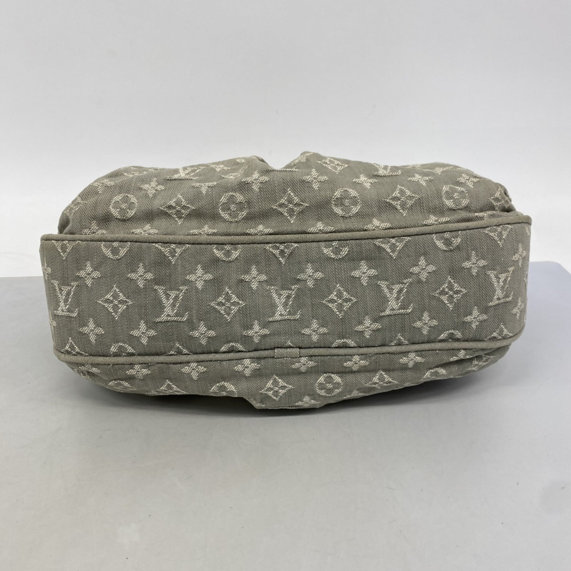 Louis Vuitton Gris Shoulder Bag (Pre-Owned)