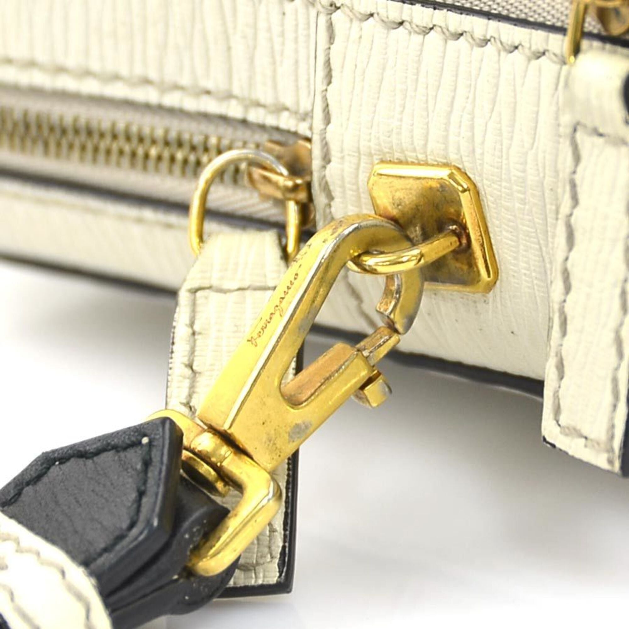 Salvatore Ferragamo Ivory Leather Clutch Bag (Pre-Owned)